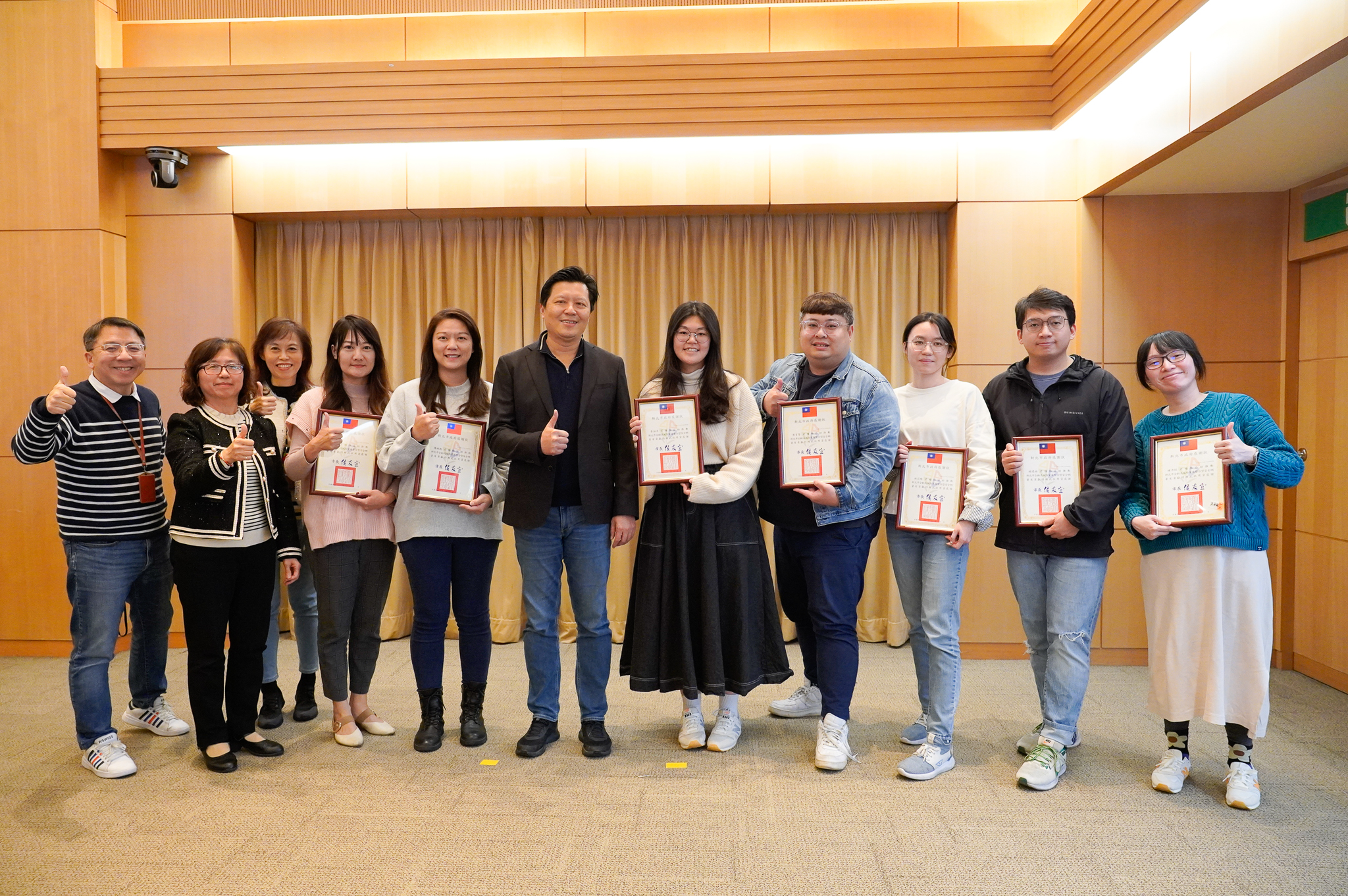 新北副市長朱惕之(中)頒發高風險安全網有功人員獎，感謝各網絡人員合作無間。
