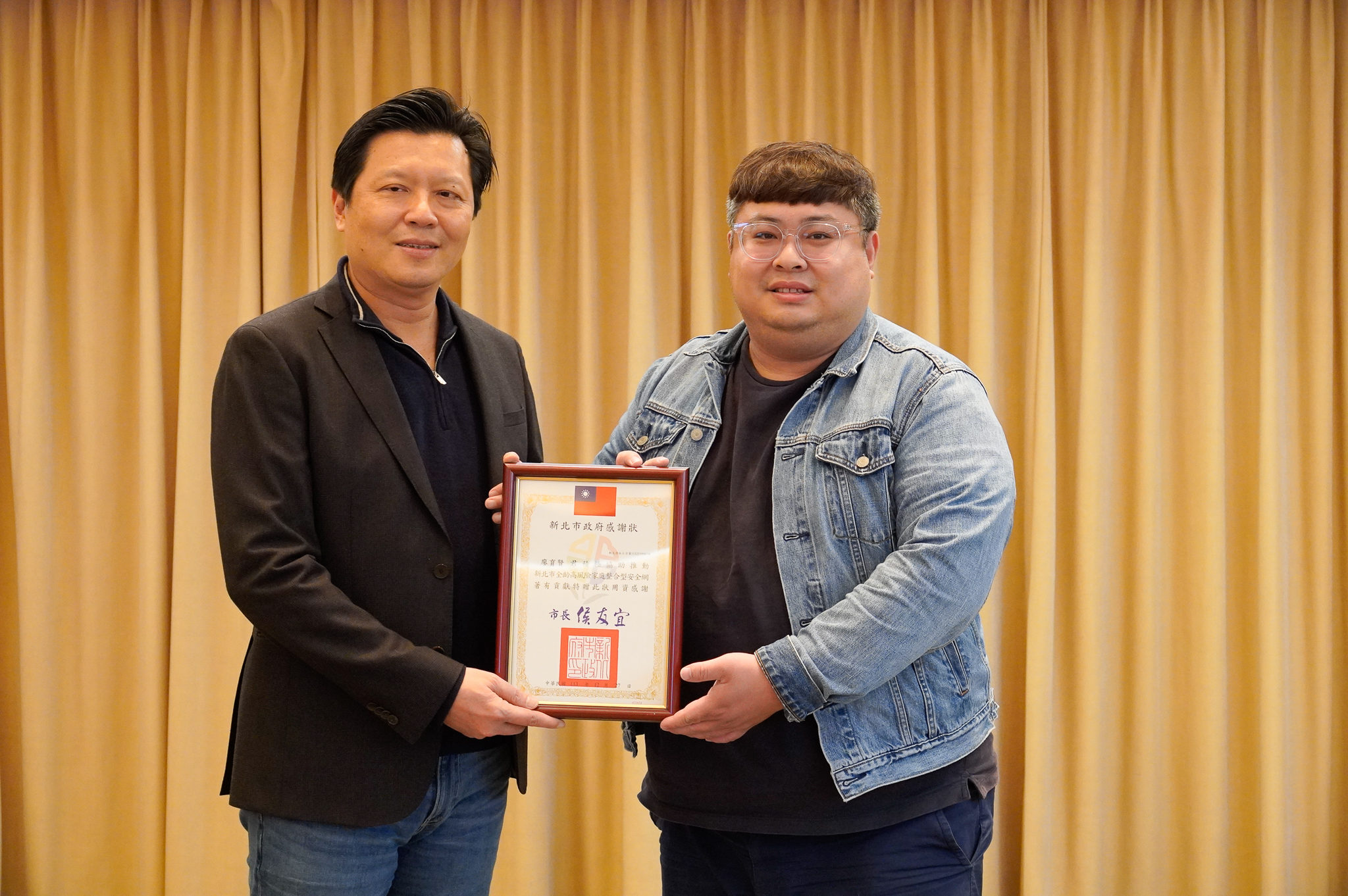 樹鶯社會福利服務中心廖育賢社工師(右)任職於樹鶯社福中心，工作效能備受肯定，獲得高風險安全網有功人員獎。