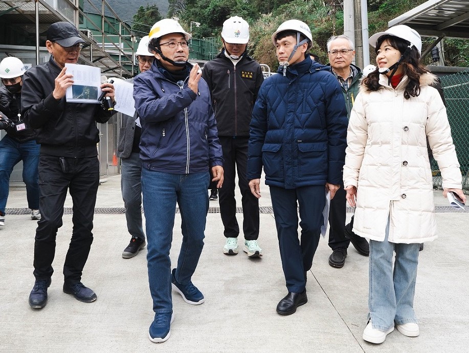 市長侯友宜今(29)日率市府團隊前往全台首座火山型地熱開發案「金山區四磺子坪地熱發電廠」視察新北地熱能源成果