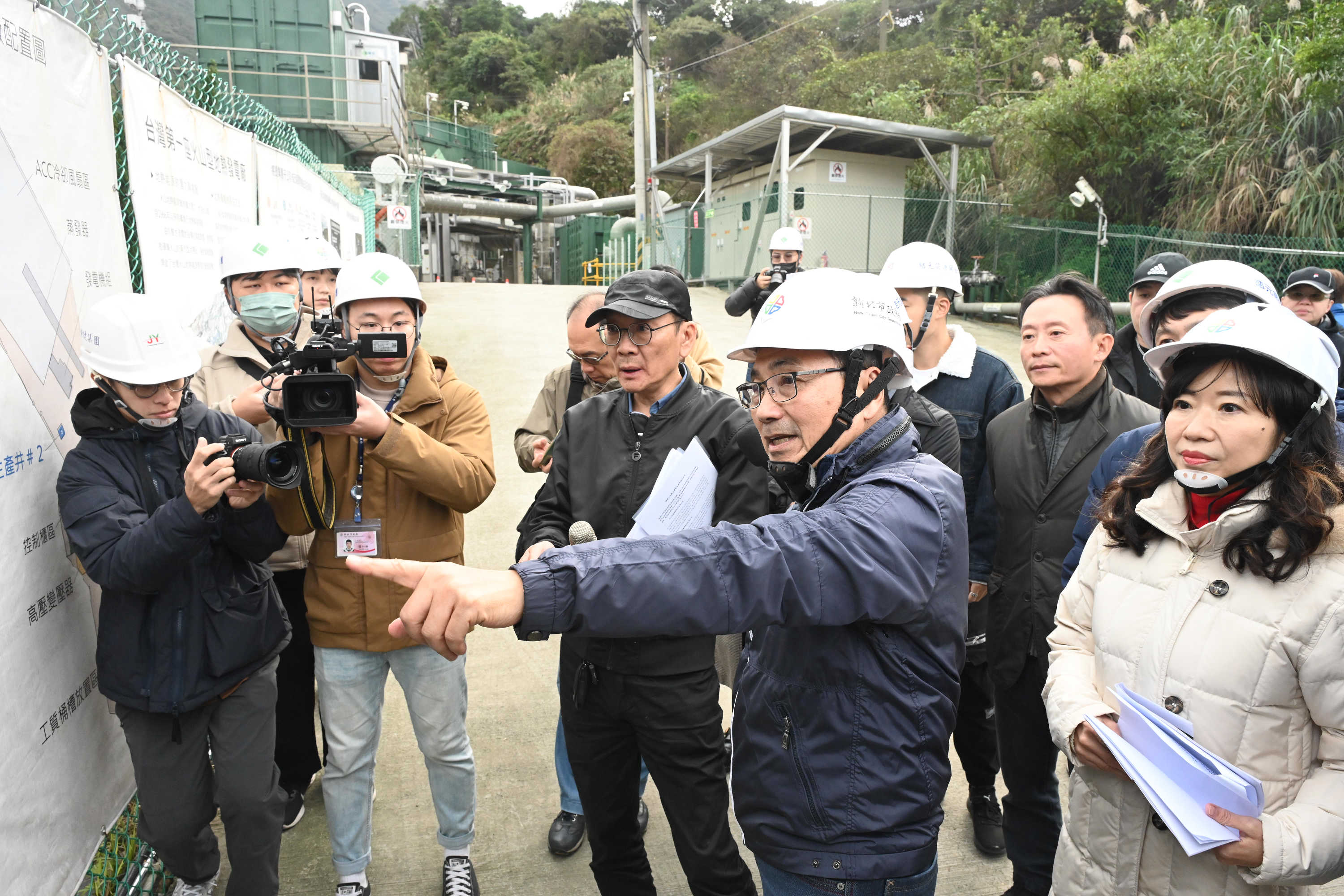 新北市長侯友宜今（29）日赴「金山區四磺子坪地熱發電廠」視察。