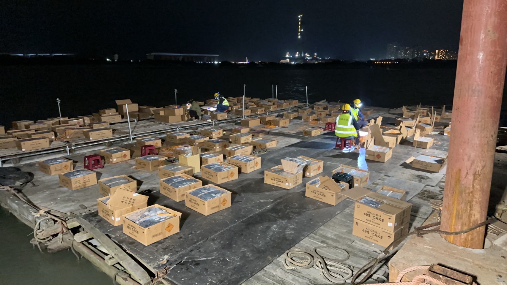 團隊日夜工作組裝煙火