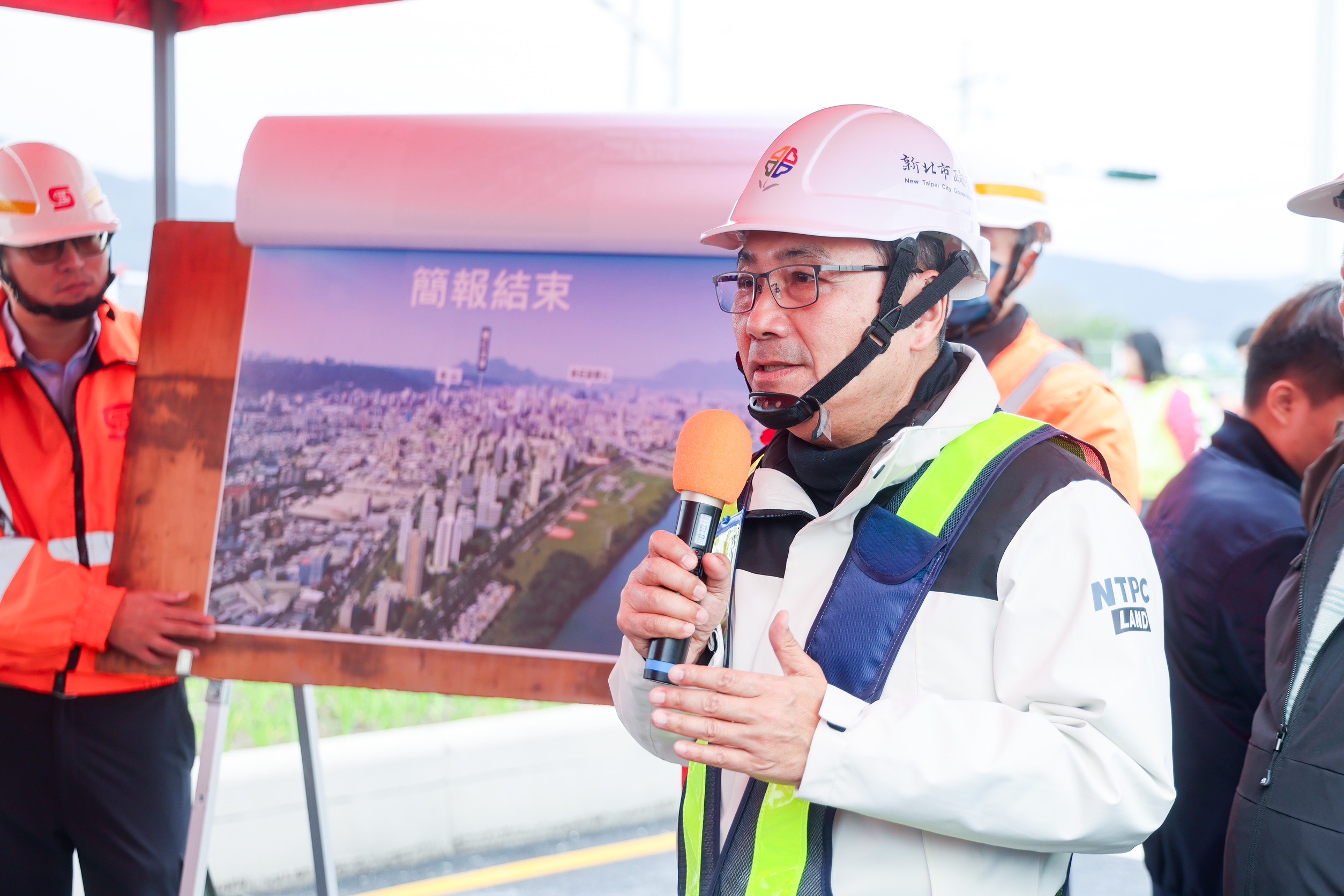 侯友宜今(30)日前往塭仔圳視察莊泰路（領航路至中正路段）施工進度，預計114年農曆春節前開放通車。