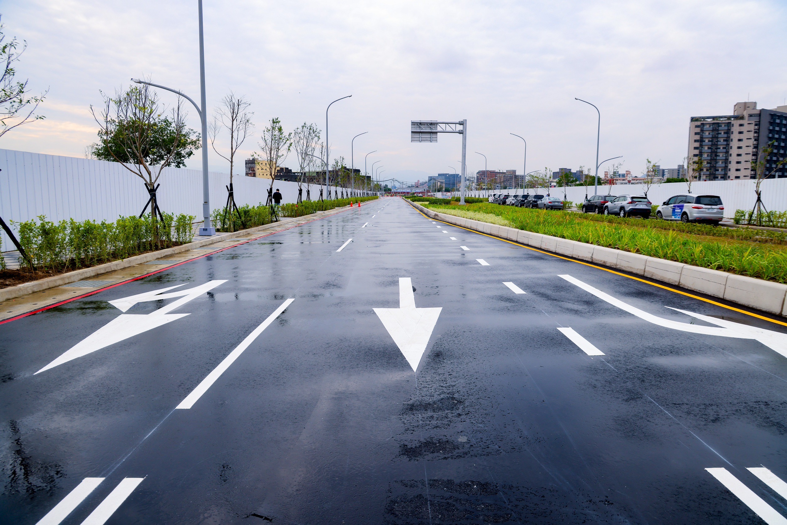 莊泰路長700公尺、寬30公尺，設置雙向人行道、庇護島及退縮行穿線，落實人本交通的理念。