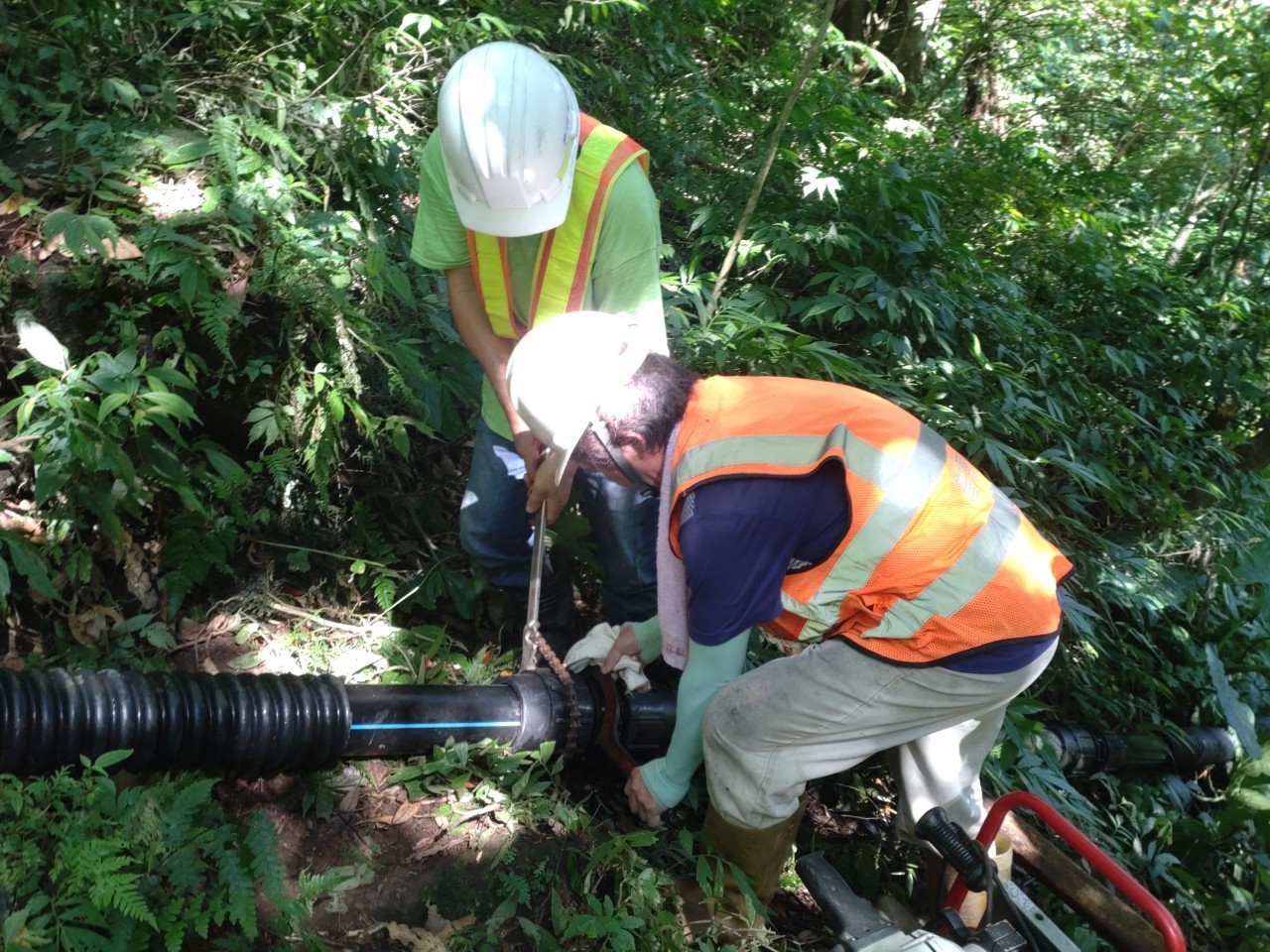  簡水設備管線接頭老舊漏水，施工人員進行管線接頭熔接施工