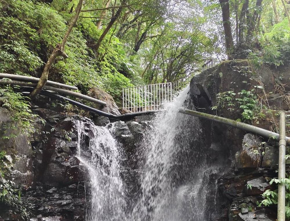  取水口處設置安全欄杆，巡水員巡水更安全