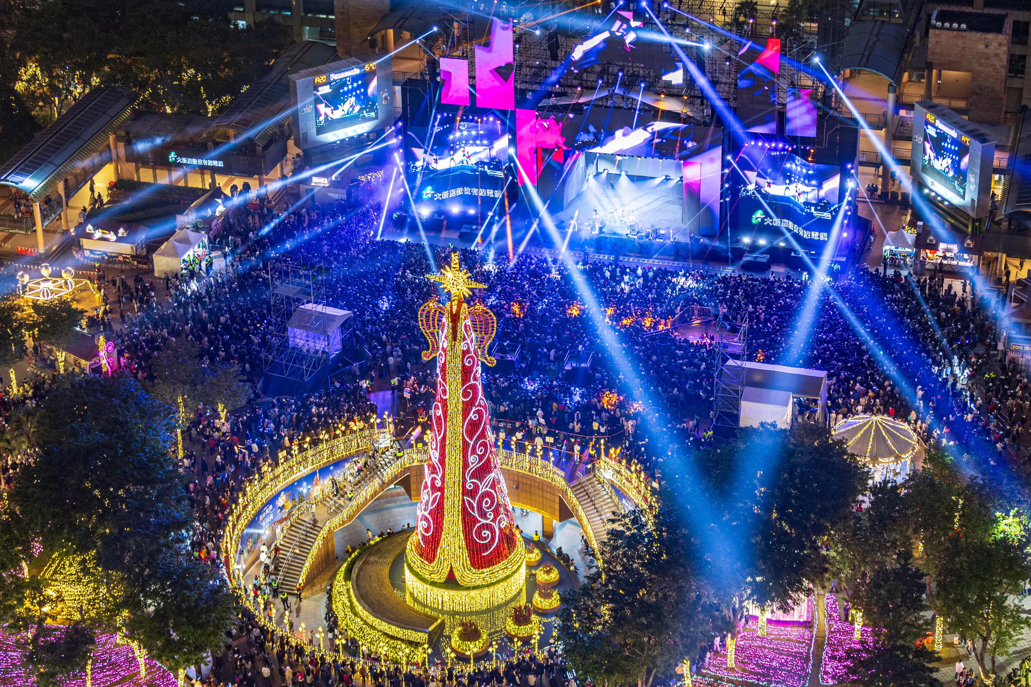 「2024新北歡樂耶誕城」於昨(1)日圓滿落幕，為期48天以魔幻為主題的璀璨城市，總計吸引超過770萬人次造訪。