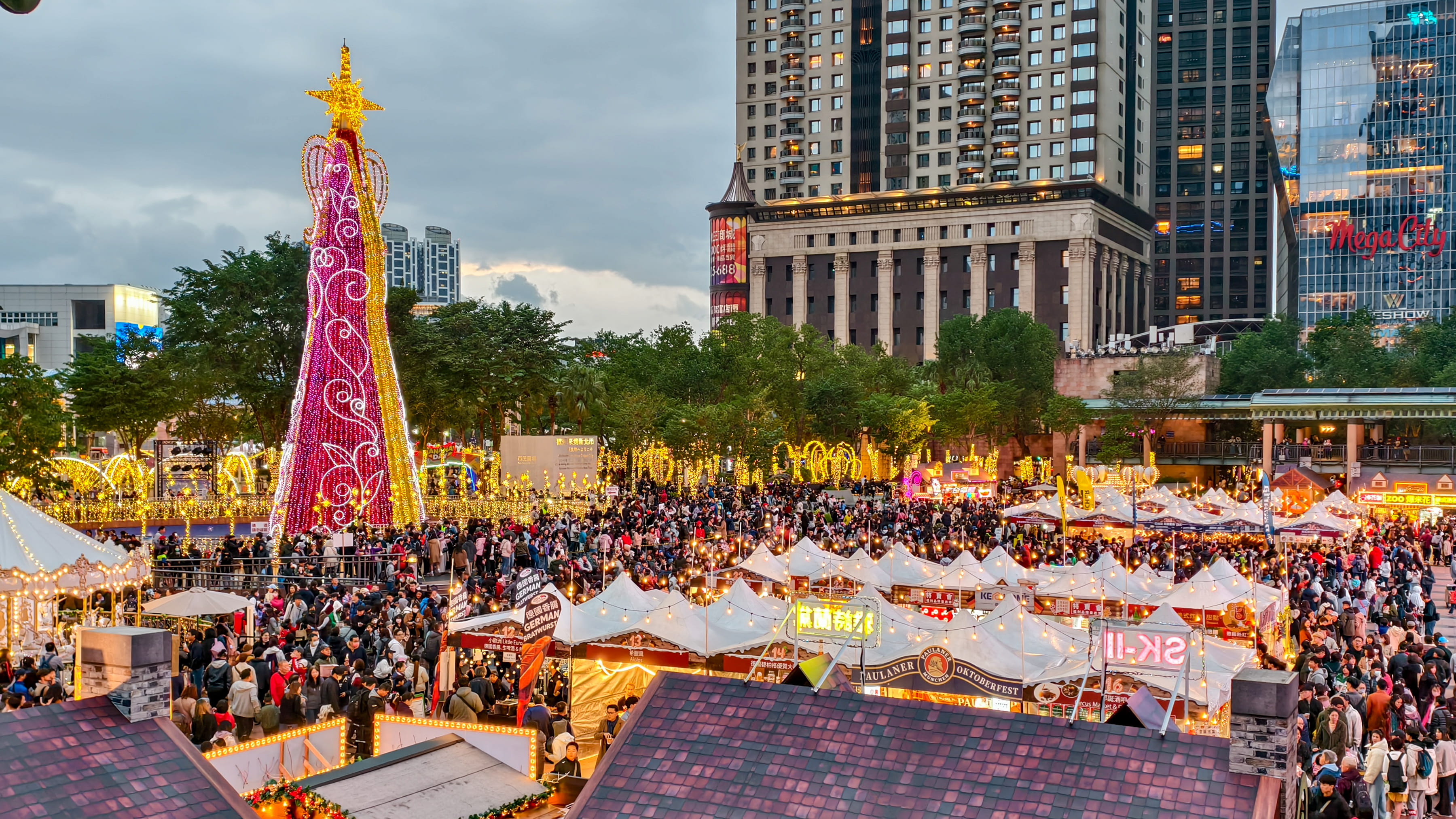 「魔幻夢境德國耶誕市集」集結超過50組異國美食及商品攤位，展現濃厚的節日氛圍，也讓耶誕節充滿了無限驚喜和感動！
