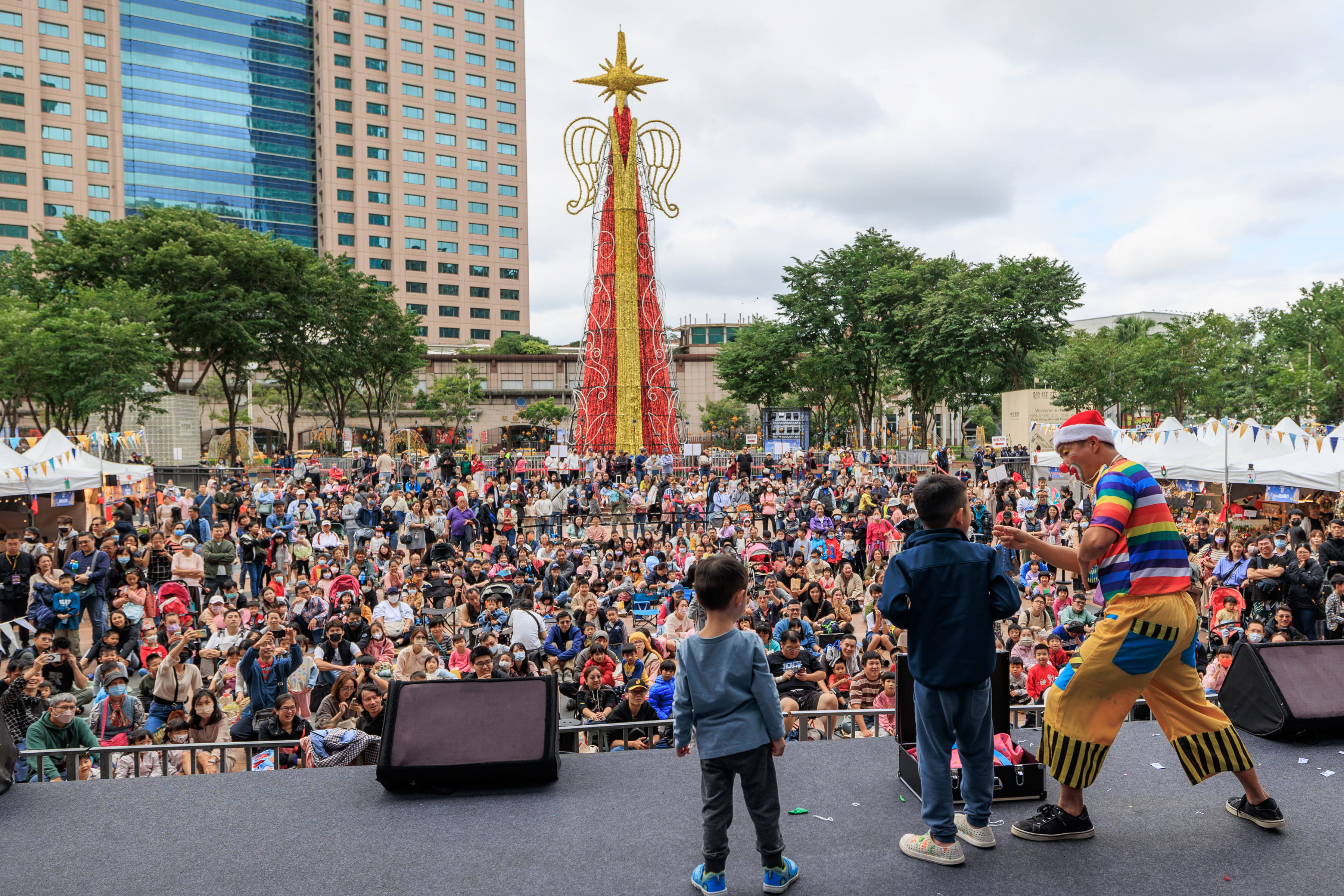 「魔幻變裝童樂會」首創趣味魔幻耶誕變裝大遊行以及各式童趣魔術表演引發廣大迴響。