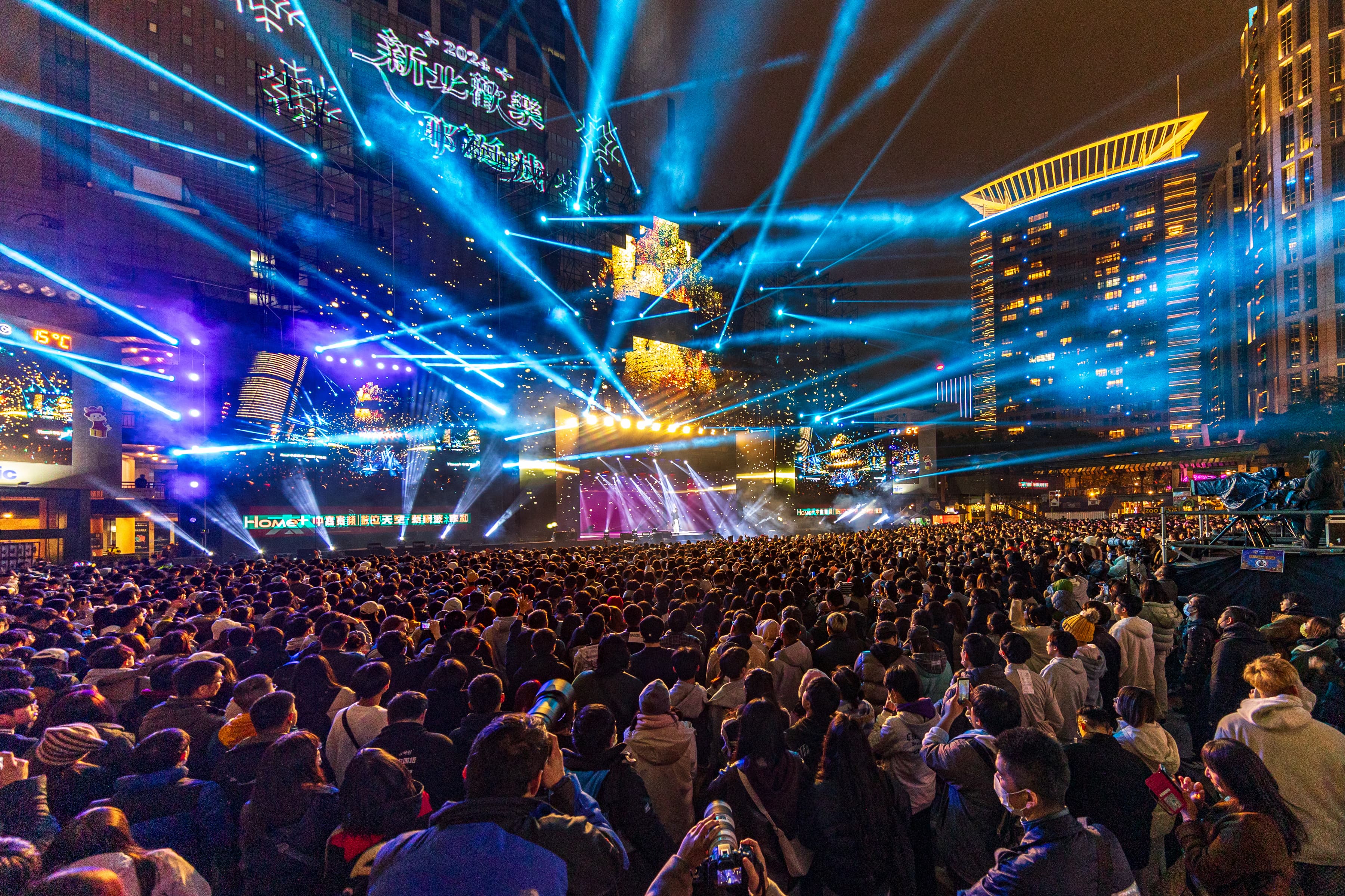  最受矚目的「魔幻巨星耶誕演唱會」獲得高度評價，演場會兩日湧入超過40萬人次歌迷共襄盛舉一起嗨唱。