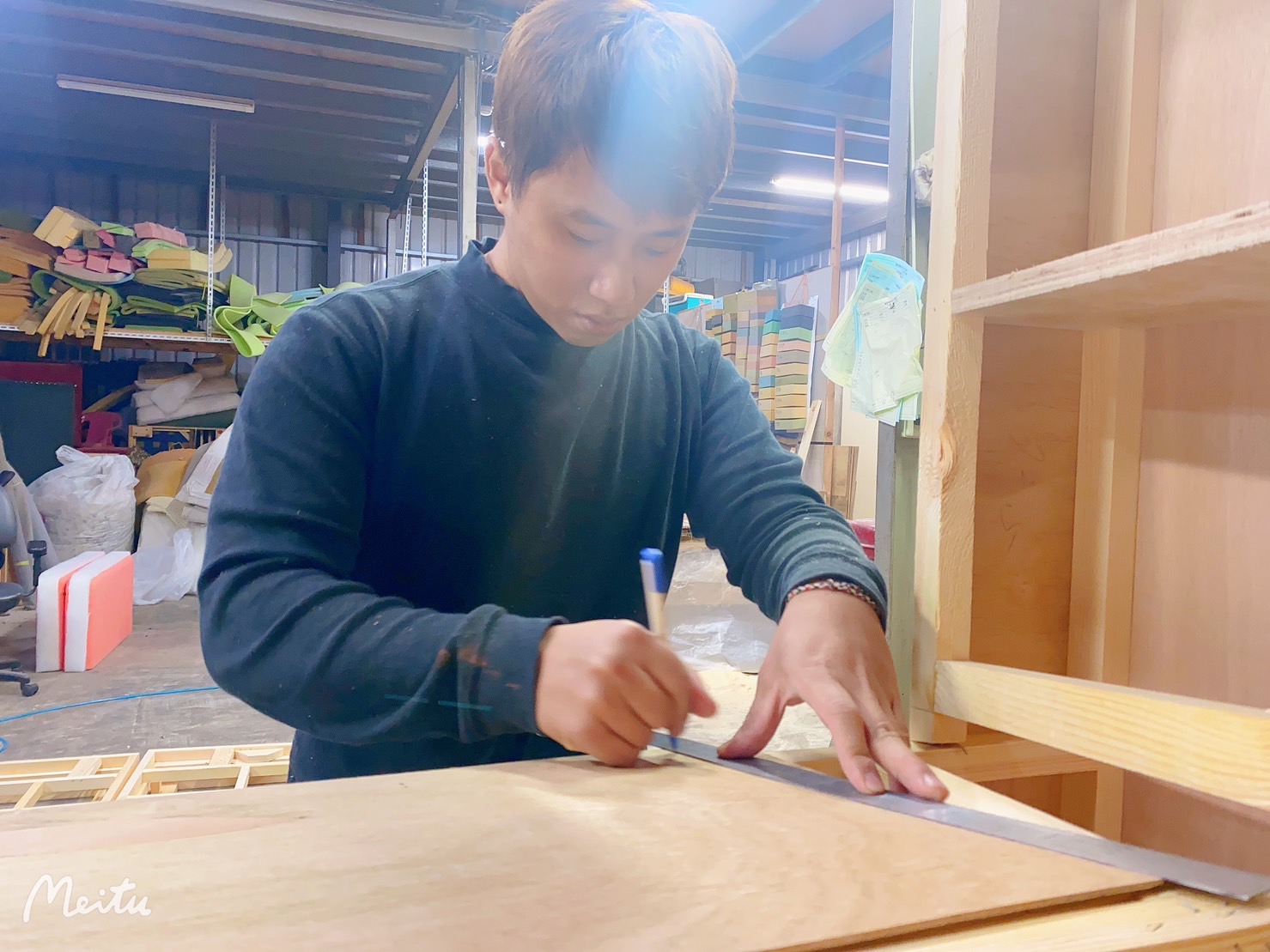 上允家具行負責人陳宇彥堅持以台灣在地工廠製作手工沙發，守護MIT的價值與技藝