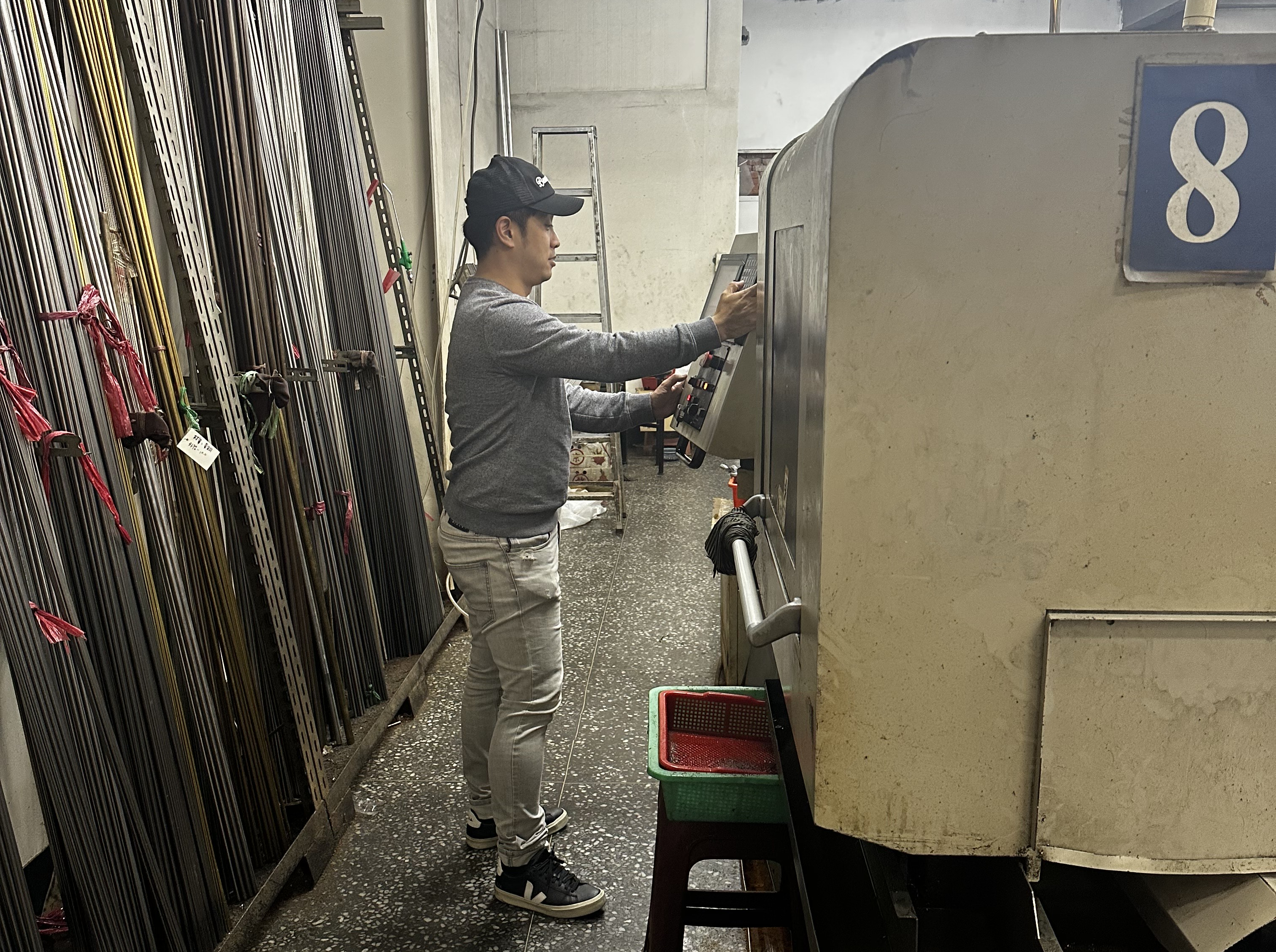 專注於精密零件製造的鐿全精密有限公司負責人顏翰聖以創業貸款克服資金缺口，穩定企業發展