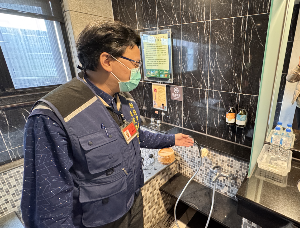 旅宿業者不得提供容量小於180毫升的液態盥洗及保養用品，包括洗髮乳、潤髮乳、沐浴乳及乳液；而梳子、牙刷、牙膏、刮鬍刀、刮鬍膏及浴帽等個人衛生用品則不得陳列供消費者自由取用