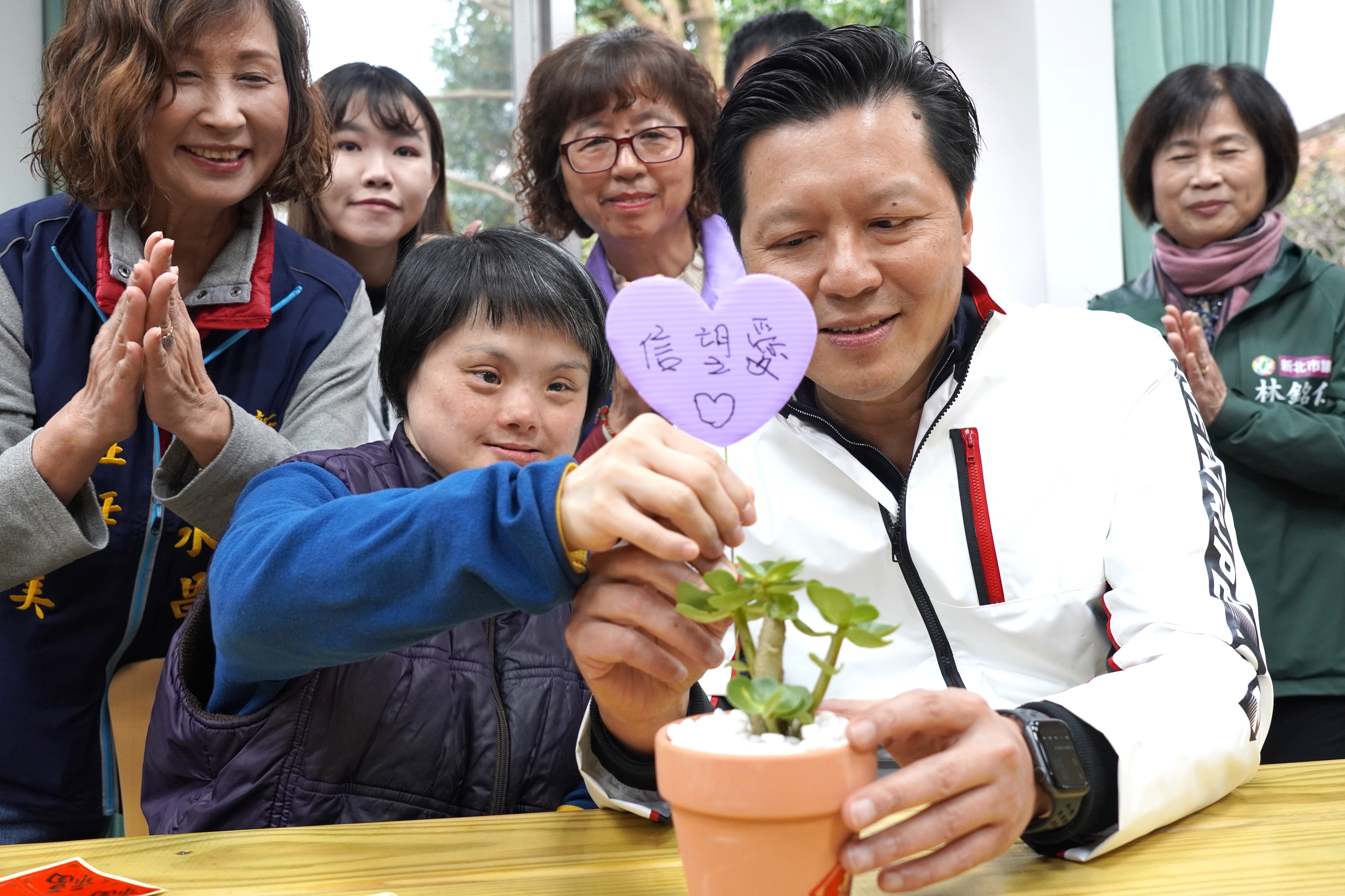 新北市副市長朱惕之和身障學員體驗盆栽裝飾