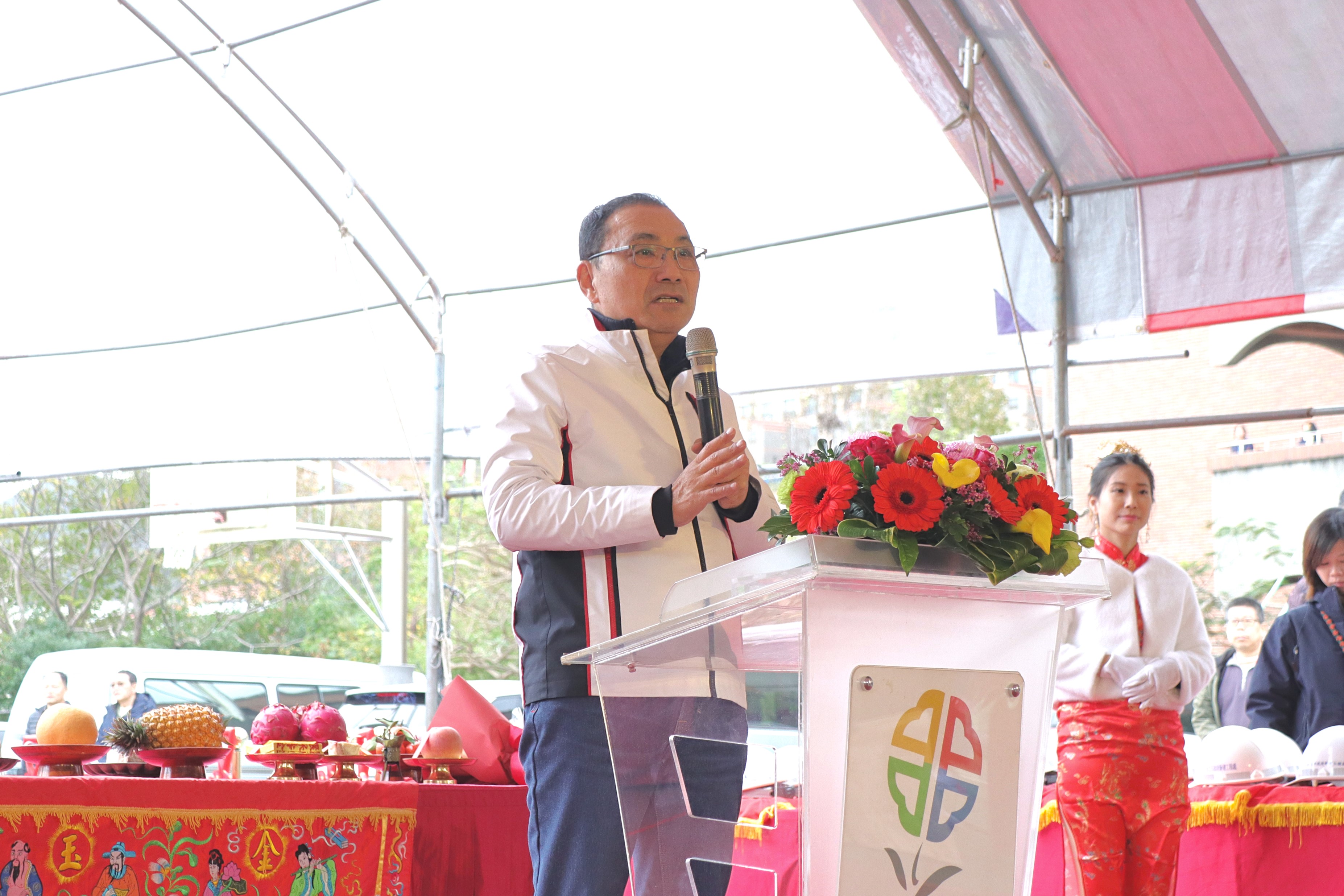 新北市長侯友宜今日主持義學國中體育館工程開工典禮，義學國中師生眾多，唯獨欠缺大型室內活動空間，市長表示學校用地珍貴，必須善加利用。