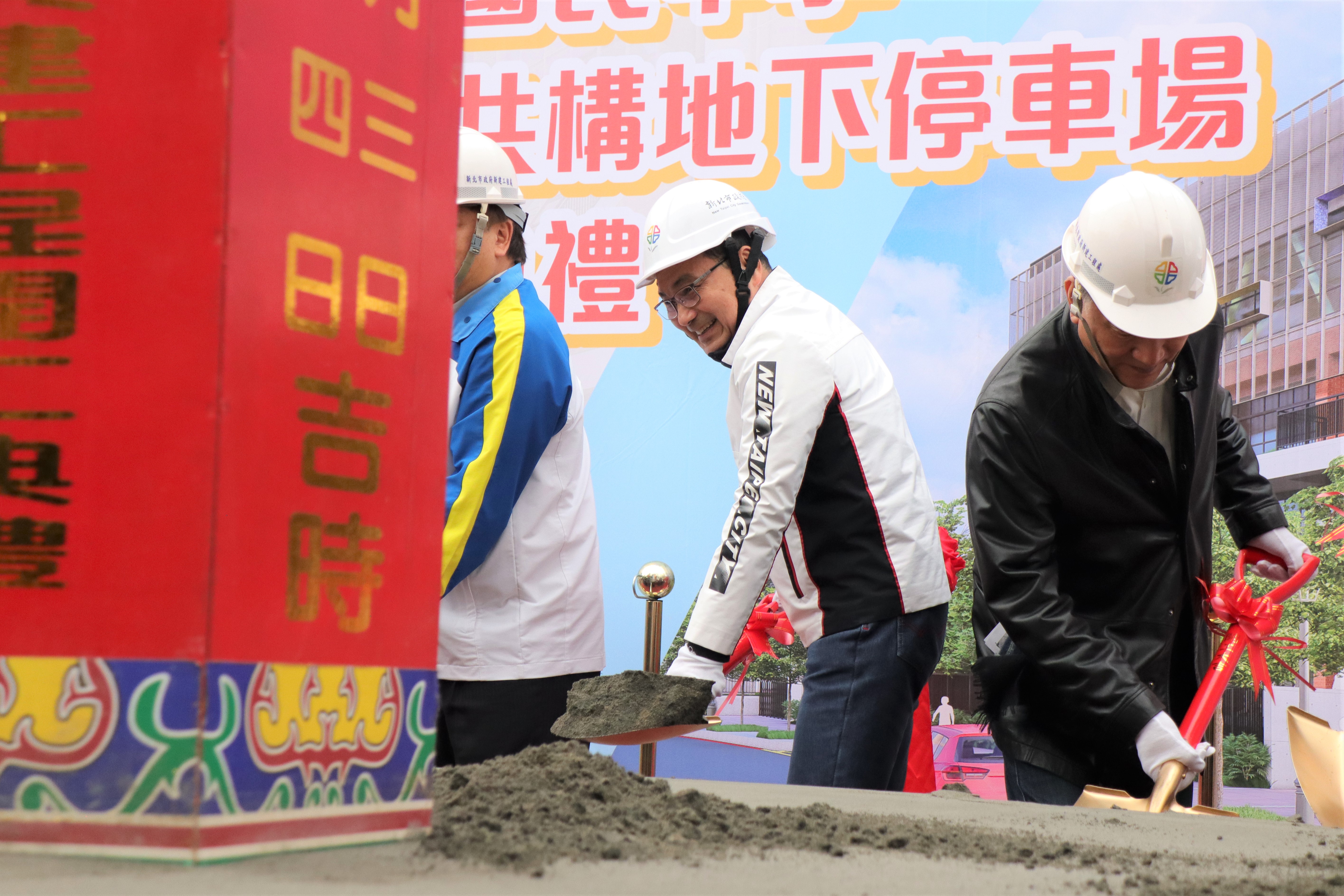 侯市長(中)為義學國中體育館工程開工典禮進行動土儀式，期許工程能安全、順利完工。