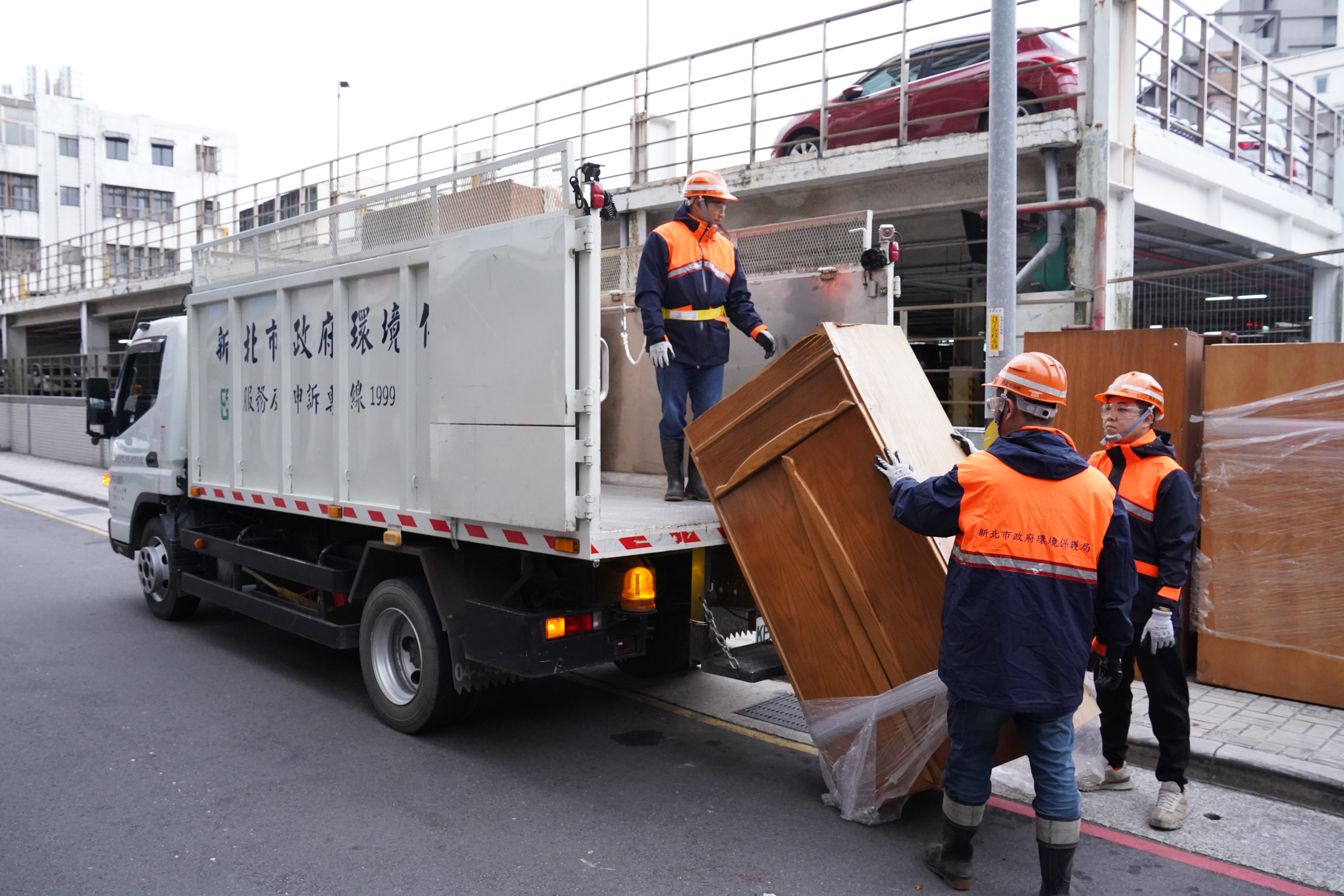 民眾如要於農曆年前清運廢棄大型家具，請於1月18日(六)前向各轄區清潔隊預約申請