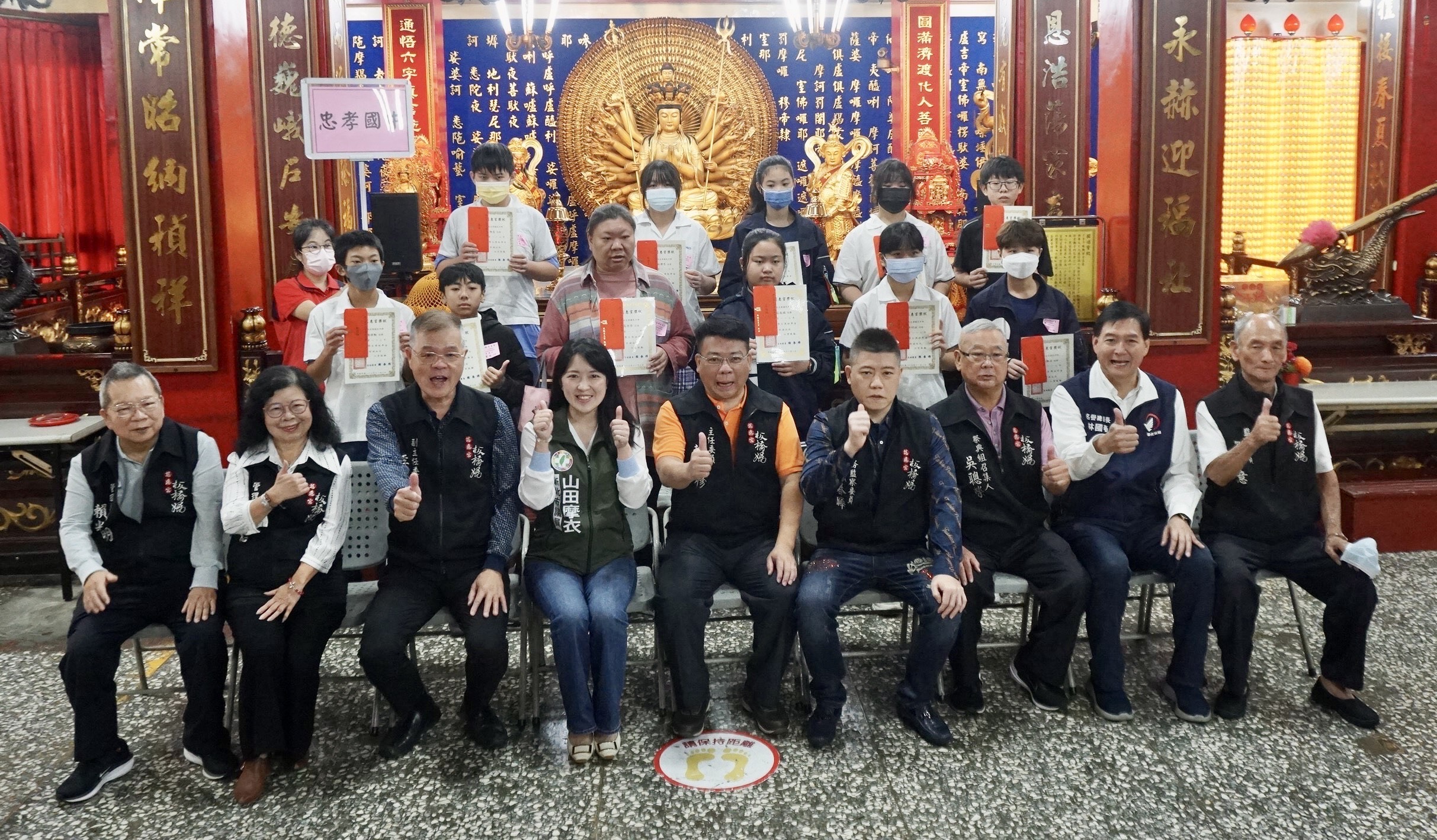 圖3.慈惠宮與接雲寺也於去年底頒發清寒獎助學金，鼓勵弱勢學子勤勉向學
