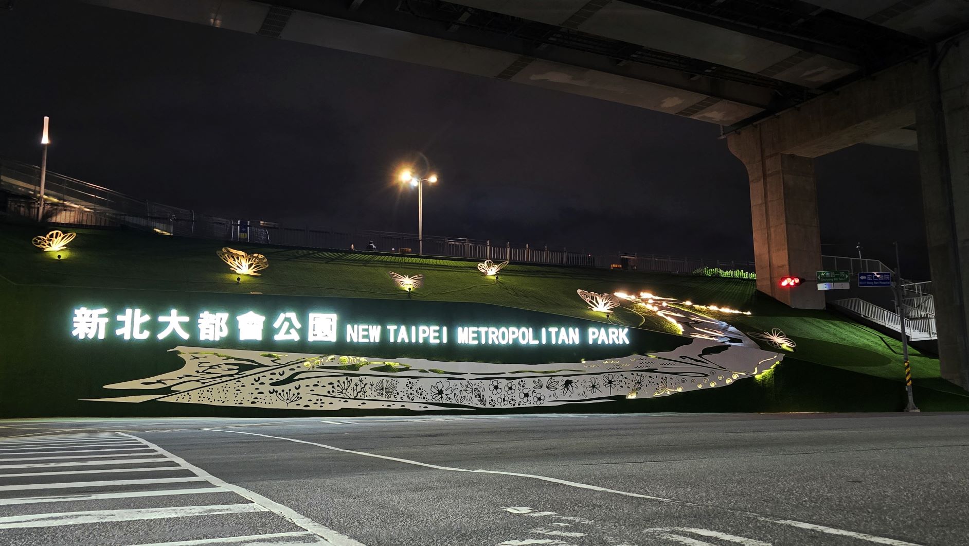  夜間增加燈光效果，帶給民眾不同的氛圍