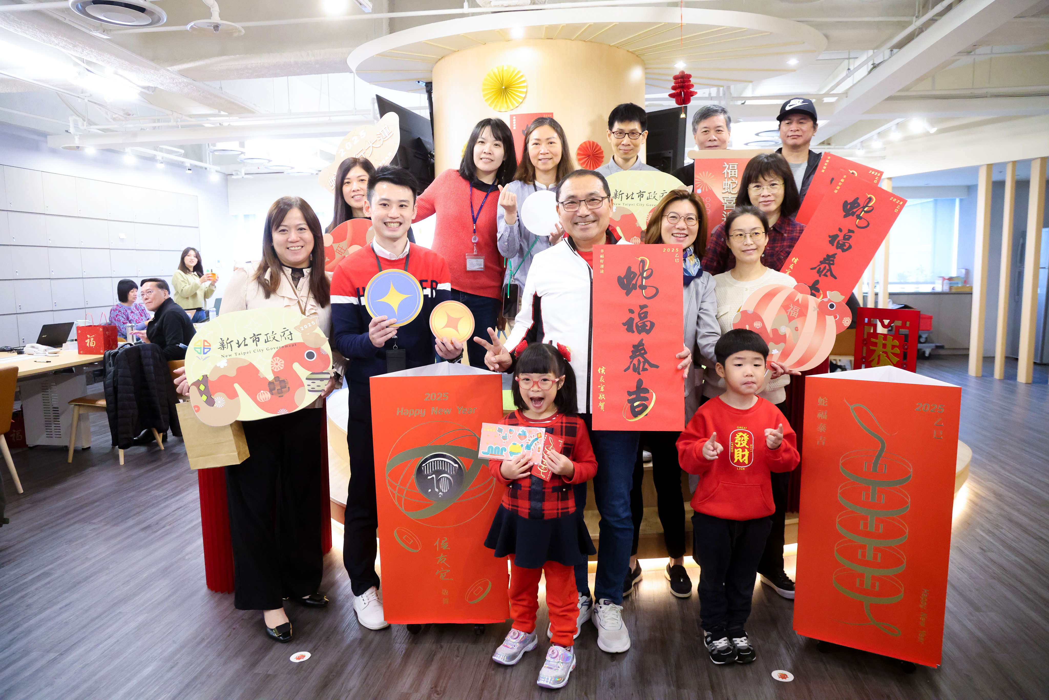 侯友宜市長發布新出爐的「蛇福泰吉」春聯，祝福大家蛇年萬事如意、平安幸福