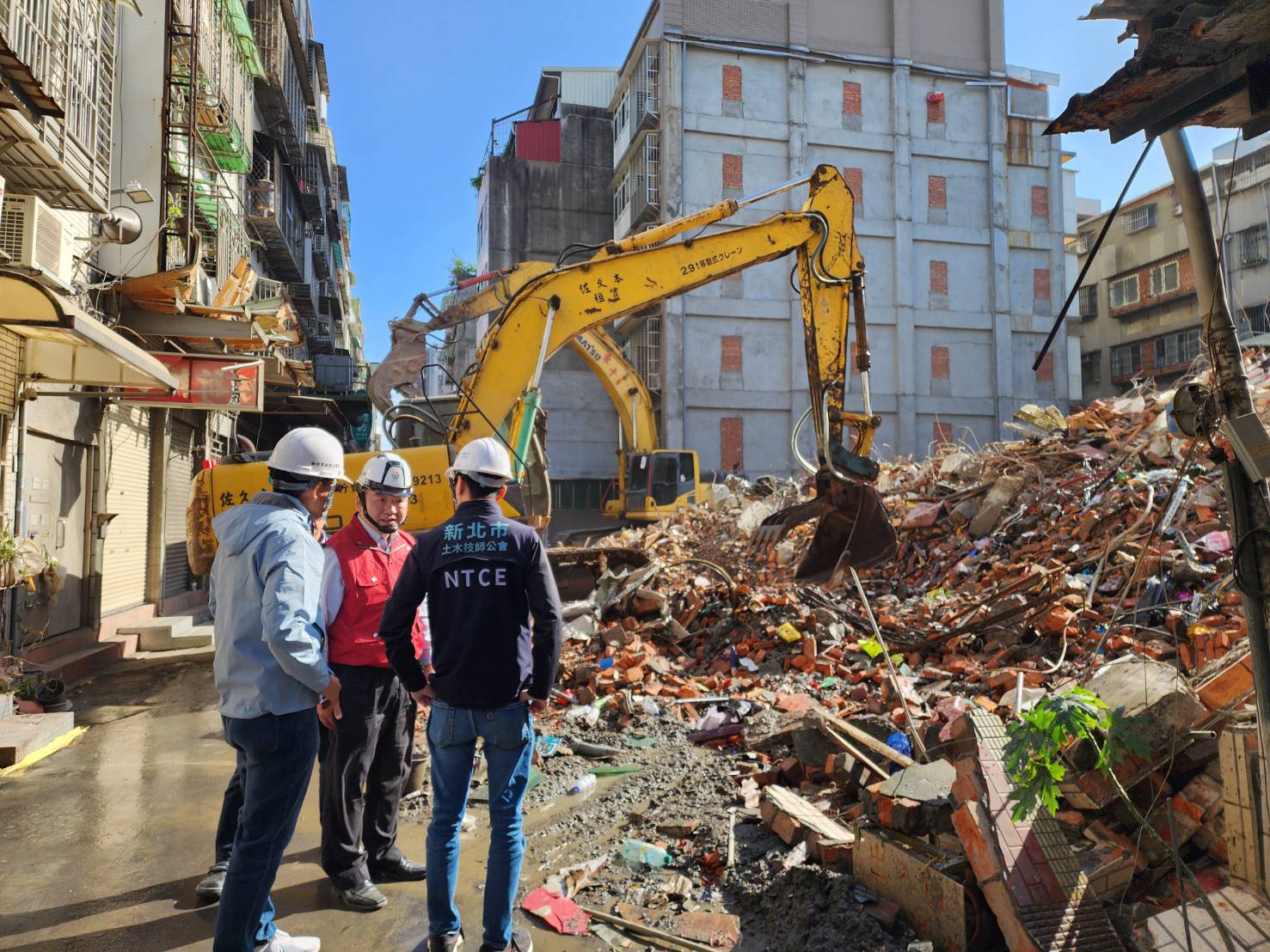 圖說：三重六張街工地損鄰案，受損的184號倒塌、190號建築物已於昨天晚上起連夜拆除，早上已經拆除完畢。工務局局長馮兆麟率同仁及技師坐鎮指揮-1