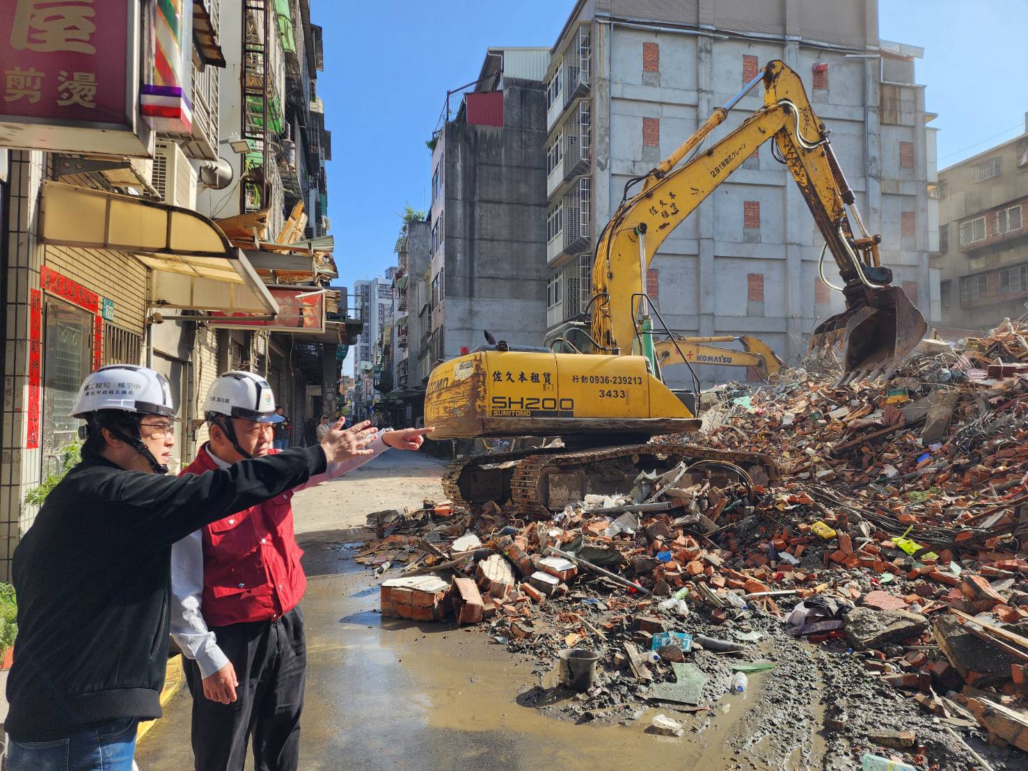圖說：三重六張街工地損鄰案，受損的184號倒塌、190號建築物已於昨天晚上起連夜拆除，早上已經拆除完畢。工務局局長馮兆麟率同仁及技師坐鎮指揮-2