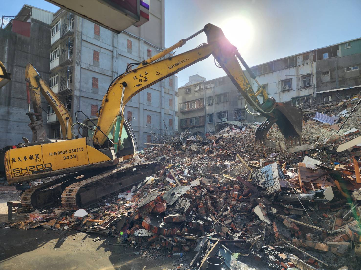 圖說：三重六張街工地損鄰案，受損的184號倒塌、190號建築物已於昨天晚上起連夜拆除，早上已經拆除完畢。工務局局長馮兆麟率同仁及技師坐鎮指揮-3