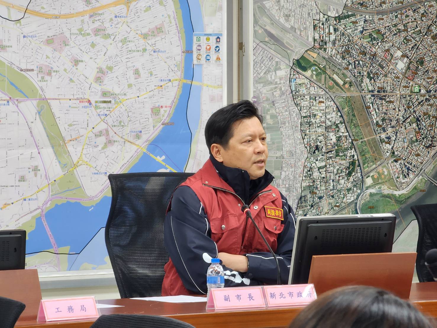 圖說 新北市朱惕之副市長今日在三重區公所召開三重區六張街建案鄰損說明會，市府一定會要求建商負起損害賠償責任，保障住戶權益。