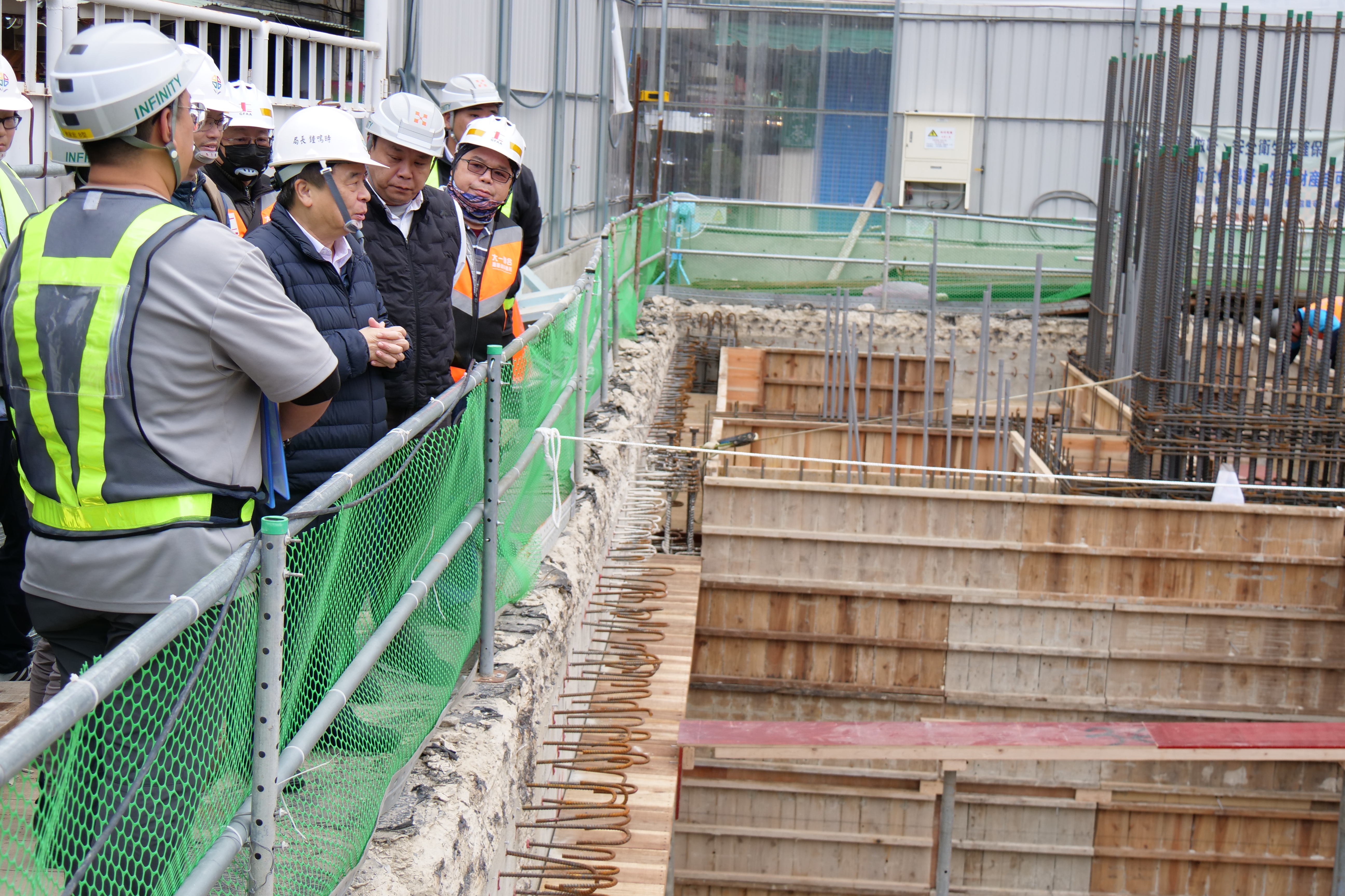 交通局長鍾鳴時前往視察及慰勞蘆洲長安立體停車場工程施工團隊