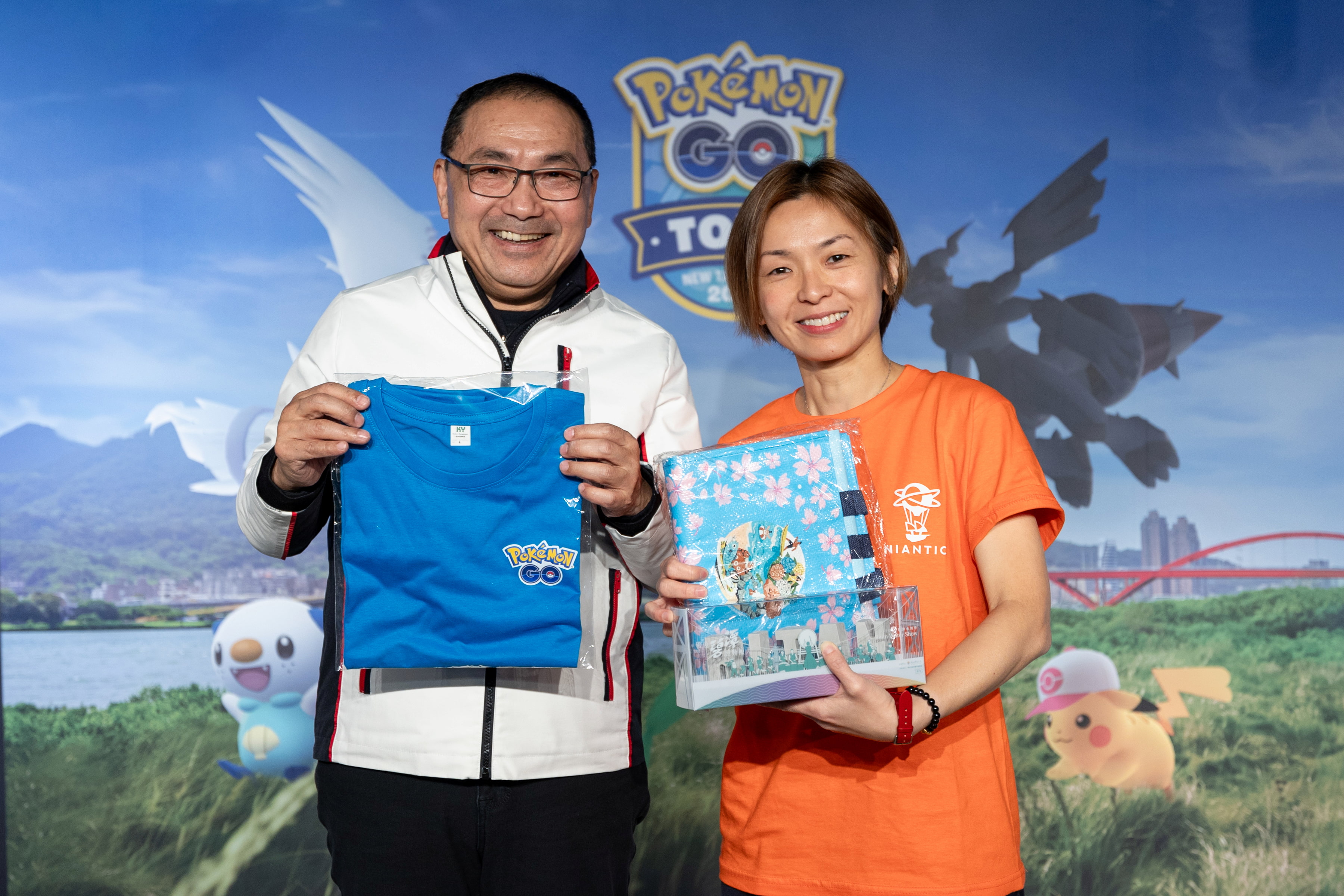 市長致贈與10條官方路線相關的小禮物予美國Niantic公司許世婉總監。