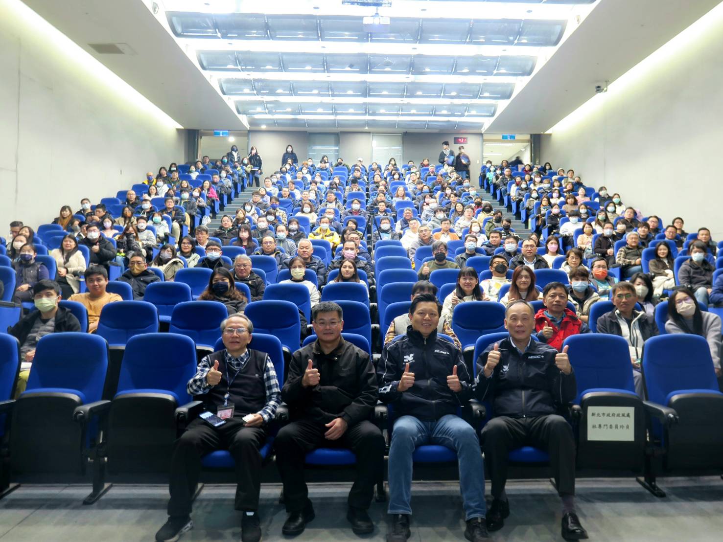 新北市政府114年圖利與便民暨廉政法規教育訓練大合照(前排左起：新北市政府政風處王副處長文清、臺灣臺北地方檢察署李檢察官進榮、新北市朱副市長惕之、新北市政府政風處尹處長維治)