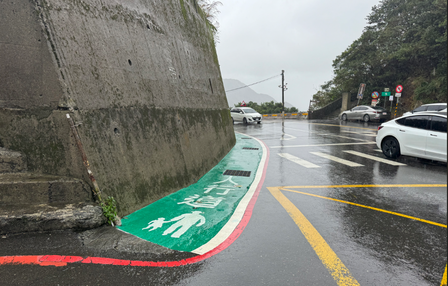 標線型人行道，並從原本的公車站延長至隔頂停車場約200公尺