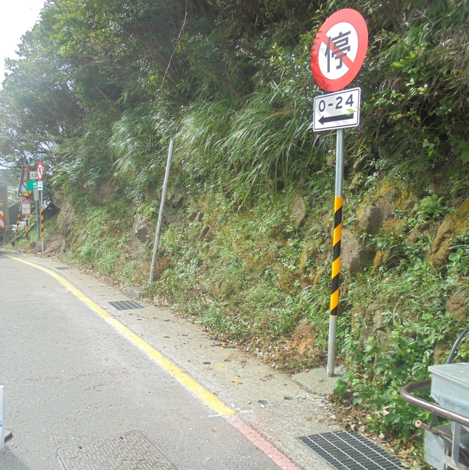 交通局也在雞籠山登山步道口旁，路幅較寬路段增設臨時停車區