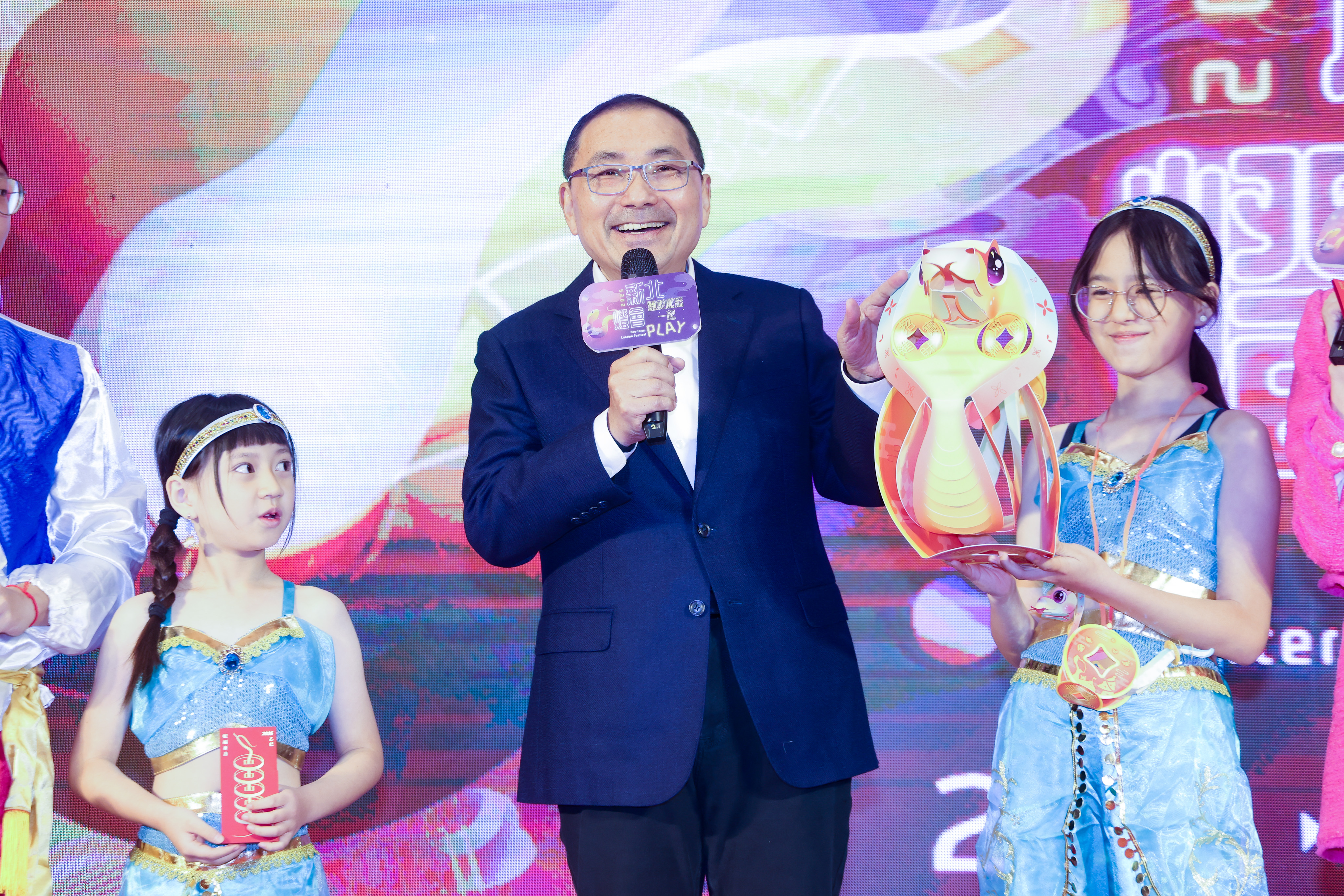 侯友宜於現場介紹「蛇燈精靈」、「蛇奇寶貝」兩款元宵小提燈，祝福大家新年都能平安健康賺大錢