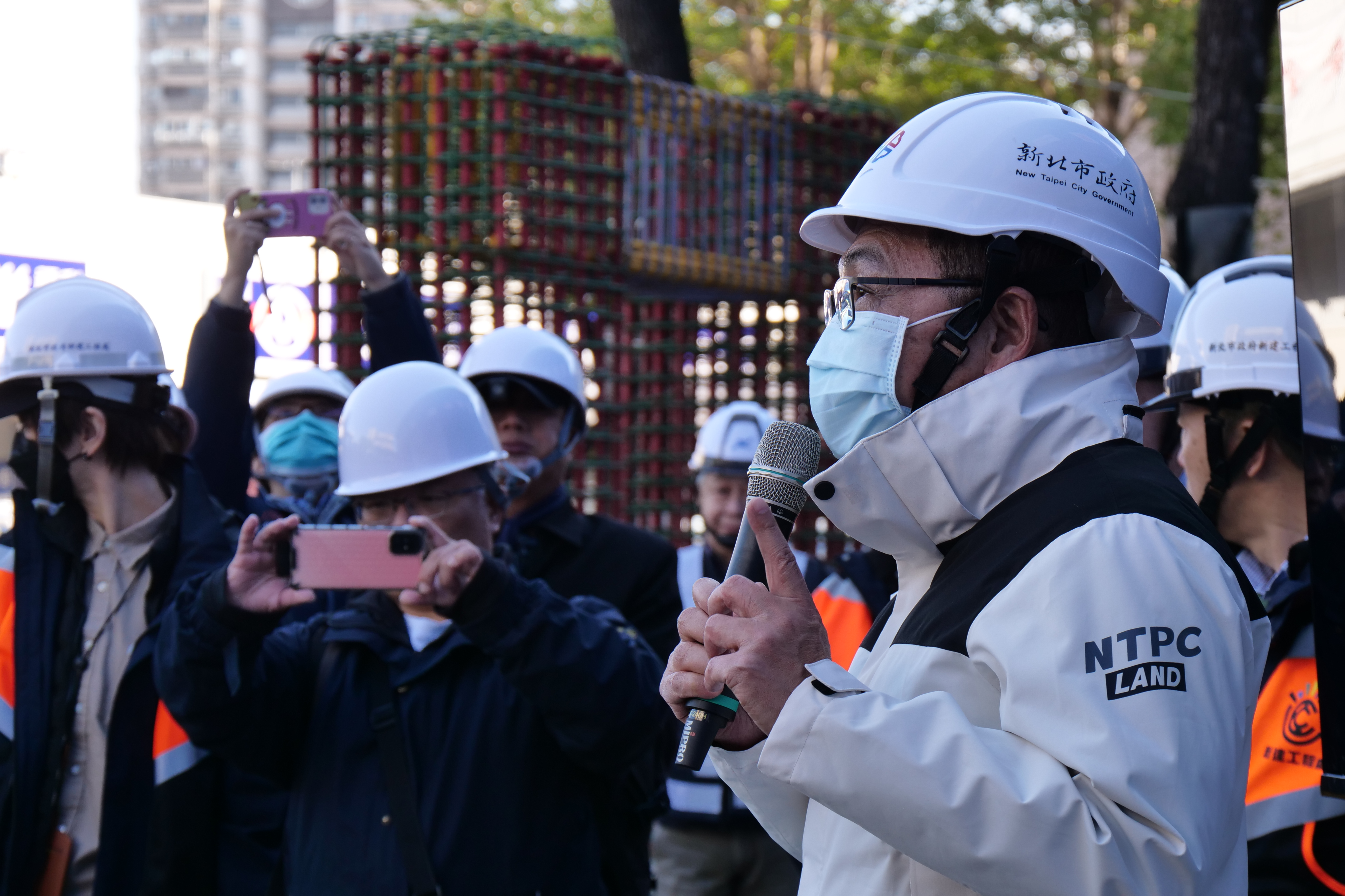 新北市長侯友宜視察三重玫瑰立體停車場新建工程