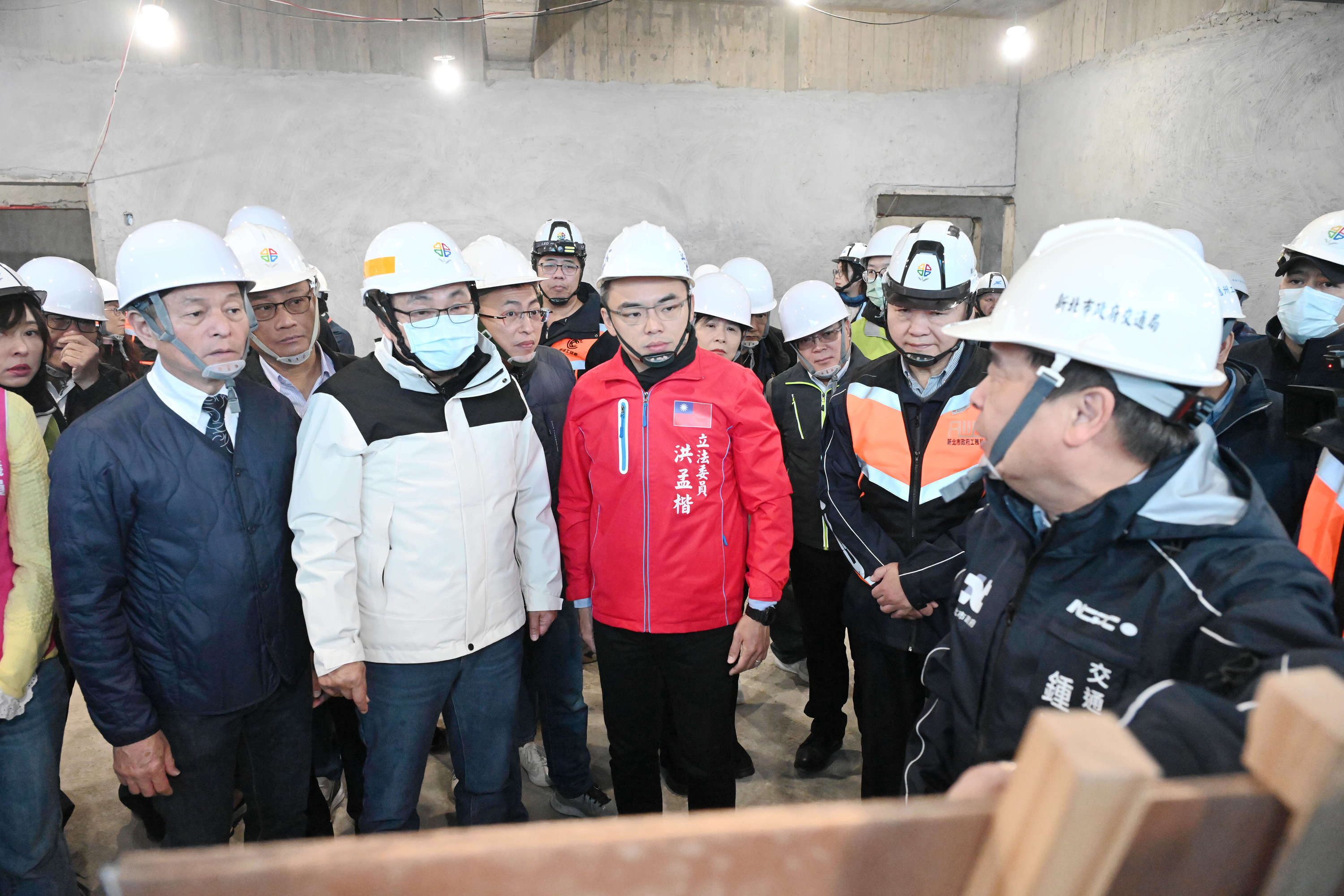 三重玫瑰立體停車場可提供458個汽車位及70個機車位，並結合派出所及市民活動中心。