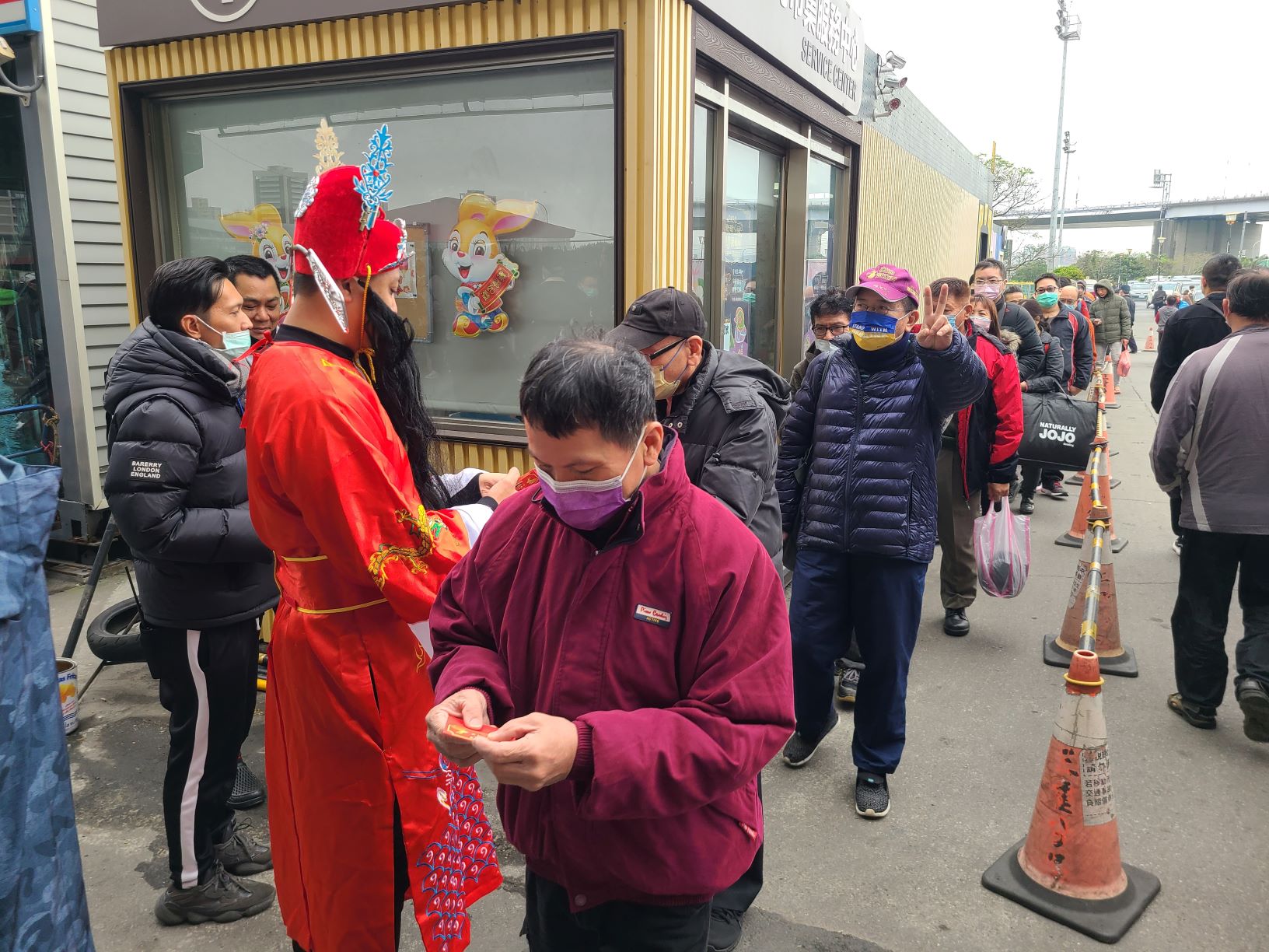 重新觀光市集發送運轉發財金吸引民眾前來共襄盛舉