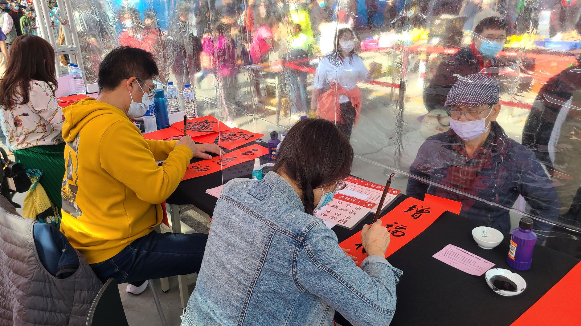 重新觀光市集慶新春現場揮毫贈春聯活動吸引民眾前來共襄盛舉