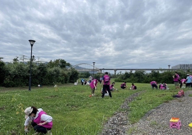 三鶯水資源回收中心公園與民眾一同植樹造林