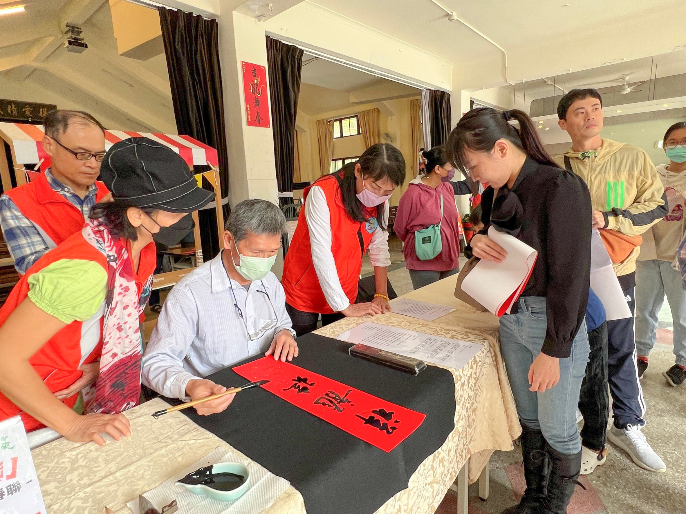 「蛇來蛇去～蛇到板橋435訪春神！」1月18、19日，邀請陳錦木大師蒞臨435園區揮毫贈春聯，每日限定200位贈送名額