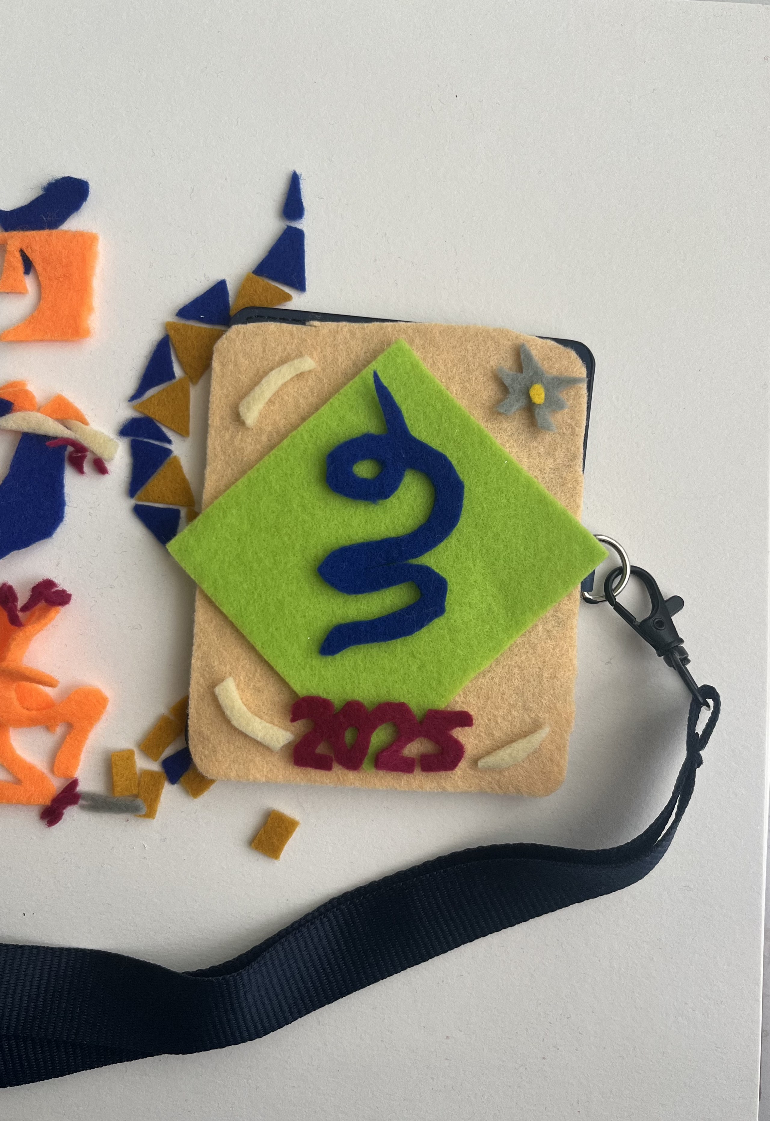 板橋435藝文特區進駐的藝術家與設計工作者，今年也推出DIY體驗工作坊，圖為藝術家莫怡安創意拼貼卡套作品示意