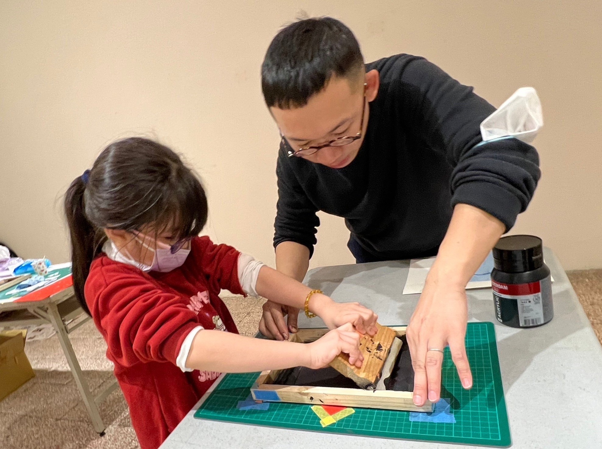 板橋435藝文特區進駐的藝術家與設計工作者，今年也推出DIY體驗工作坊，圖為藝術家簡翊洪的絹版印刷紅包工作坊