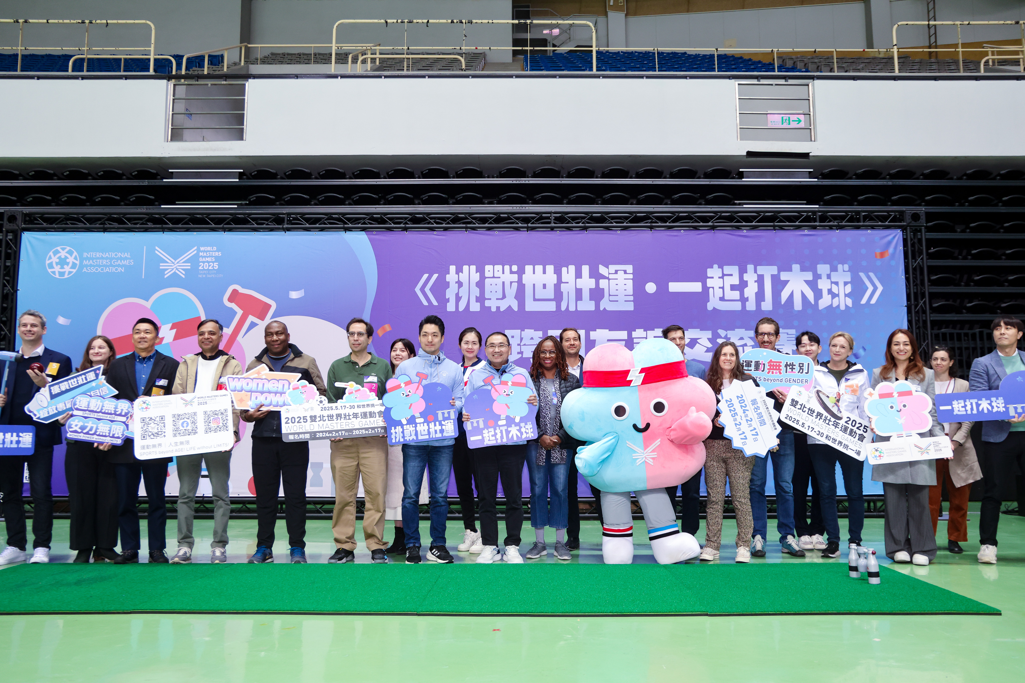 新北市政府今（16）日舉辦「跨國木球友誼交流賽」，侯友宜與蔣萬安邀各國駐臺使節、商會代表體驗木球宣傳世壯運。