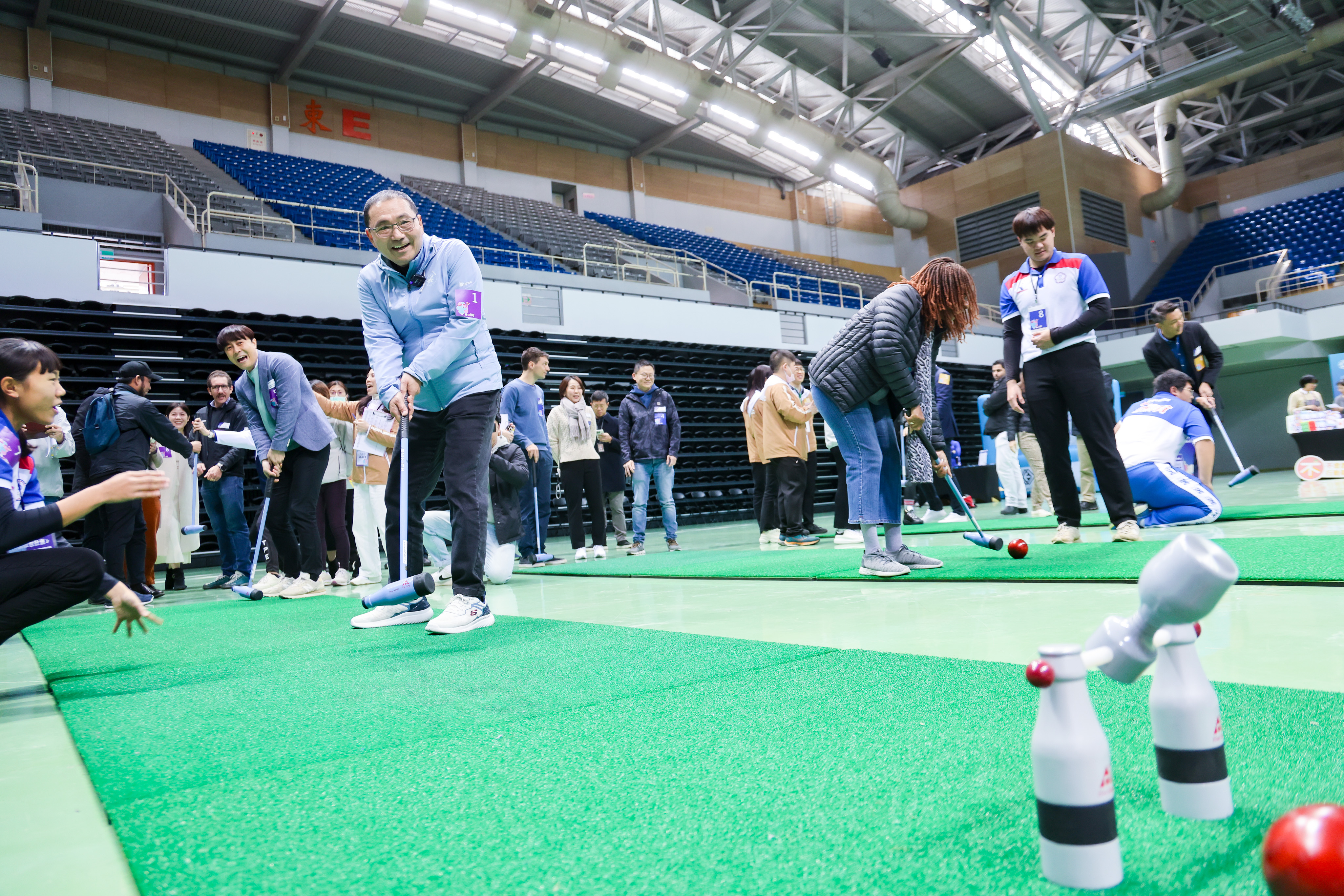 侯友宜市長體驗木球運動，與各國好友一起競賽，為世壯運暖身。