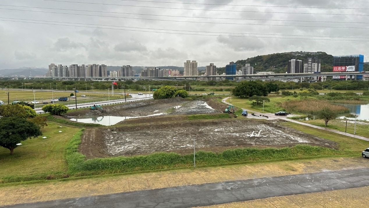  高灘處及荒野保護協會攜手鋪設「綠色舞台」，提供水鳥棲息地 (拍攝者：李梓萱)