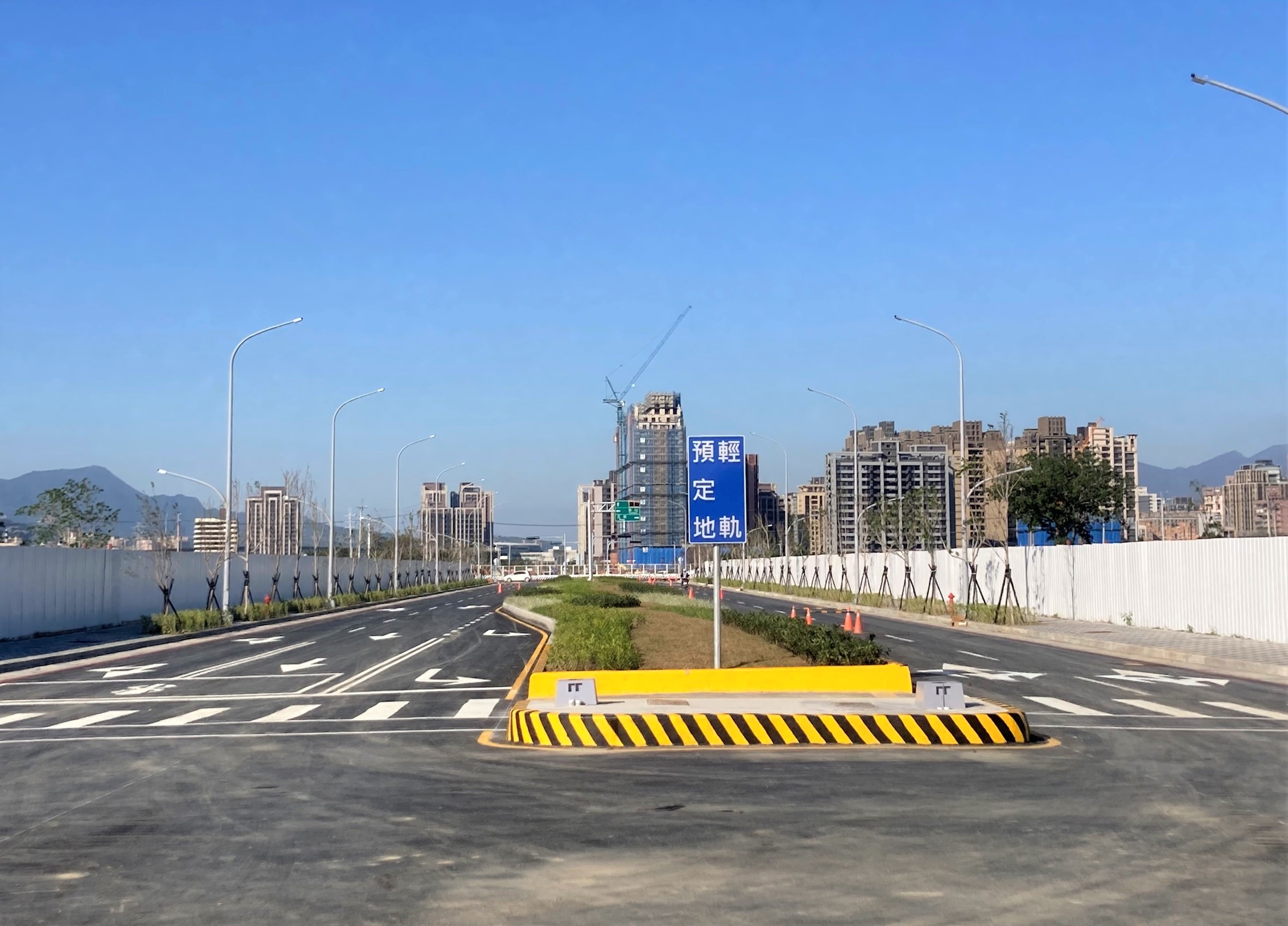 莊泰路為雙向各2個車道，中間預留泰板輕軌預定帶。新北市地政局提供