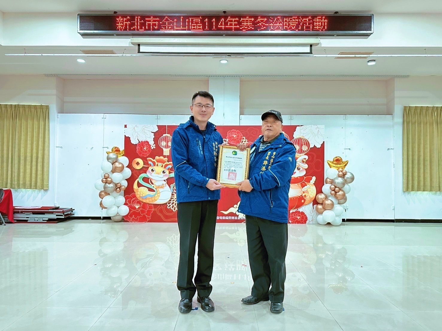  07.區長致贈感謝狀給與各方愛心捐贈單位