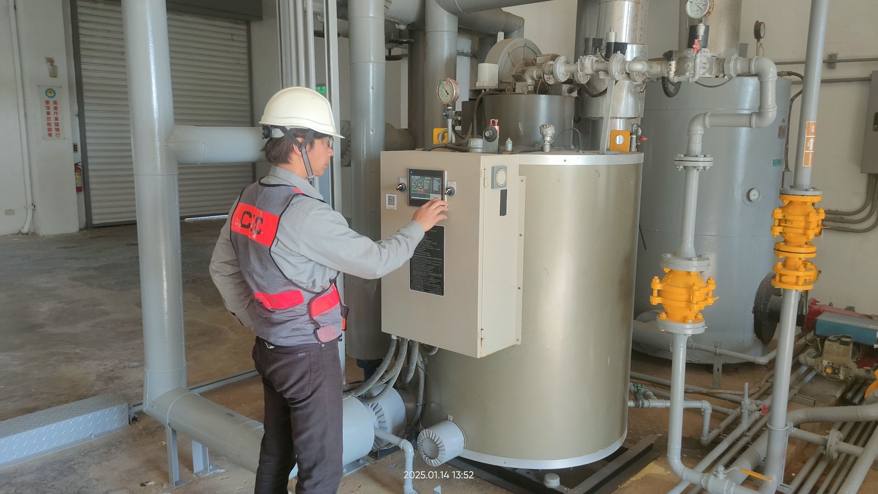 目前淡水水資源回收中心利用沼氣燃燒熱水鍋爐系統，熱源提供厭氧消化槽保溫使用
