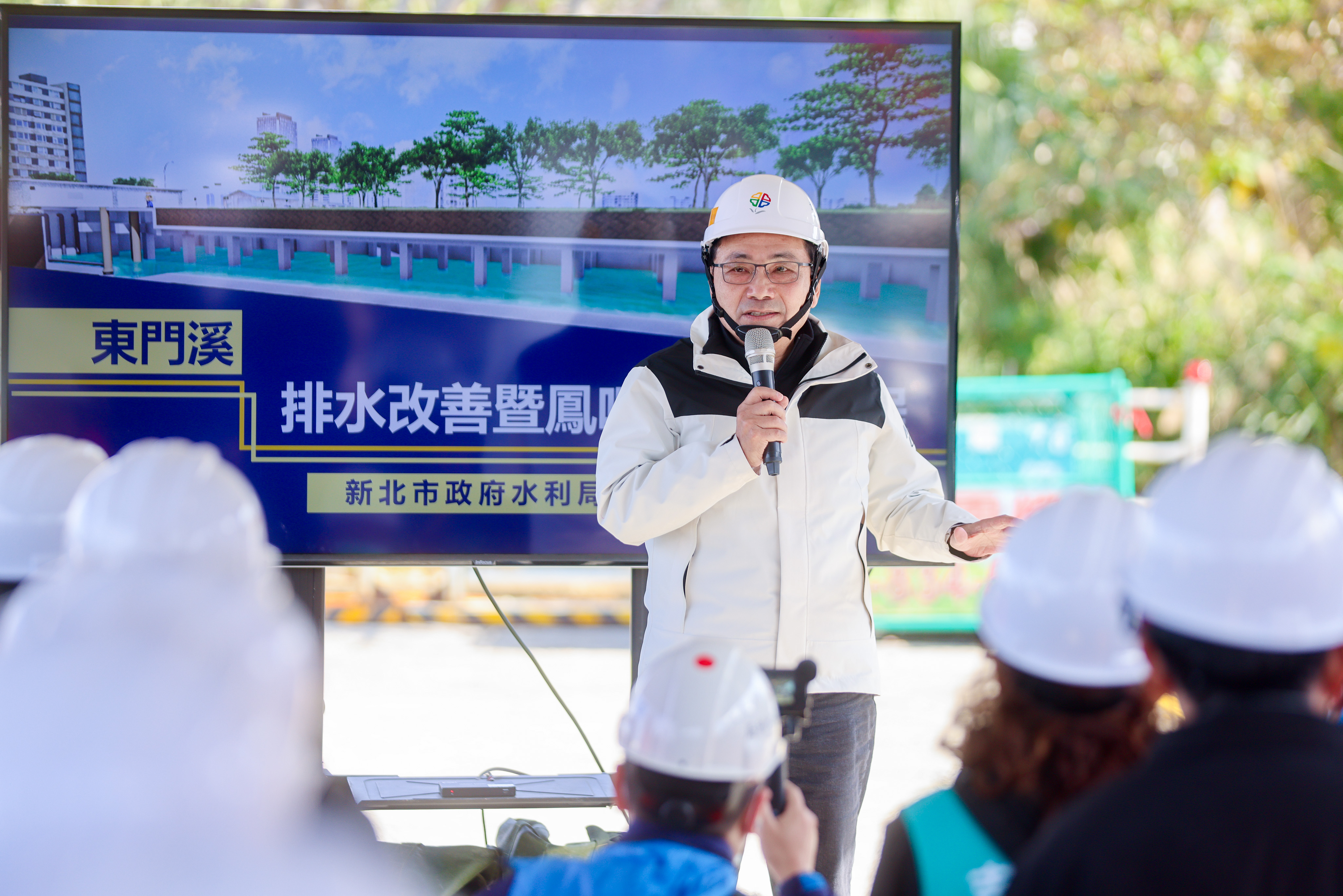 侯友宜今（17）日視察「東門溪排水改善暨鳳鳴滯洪池工程」。