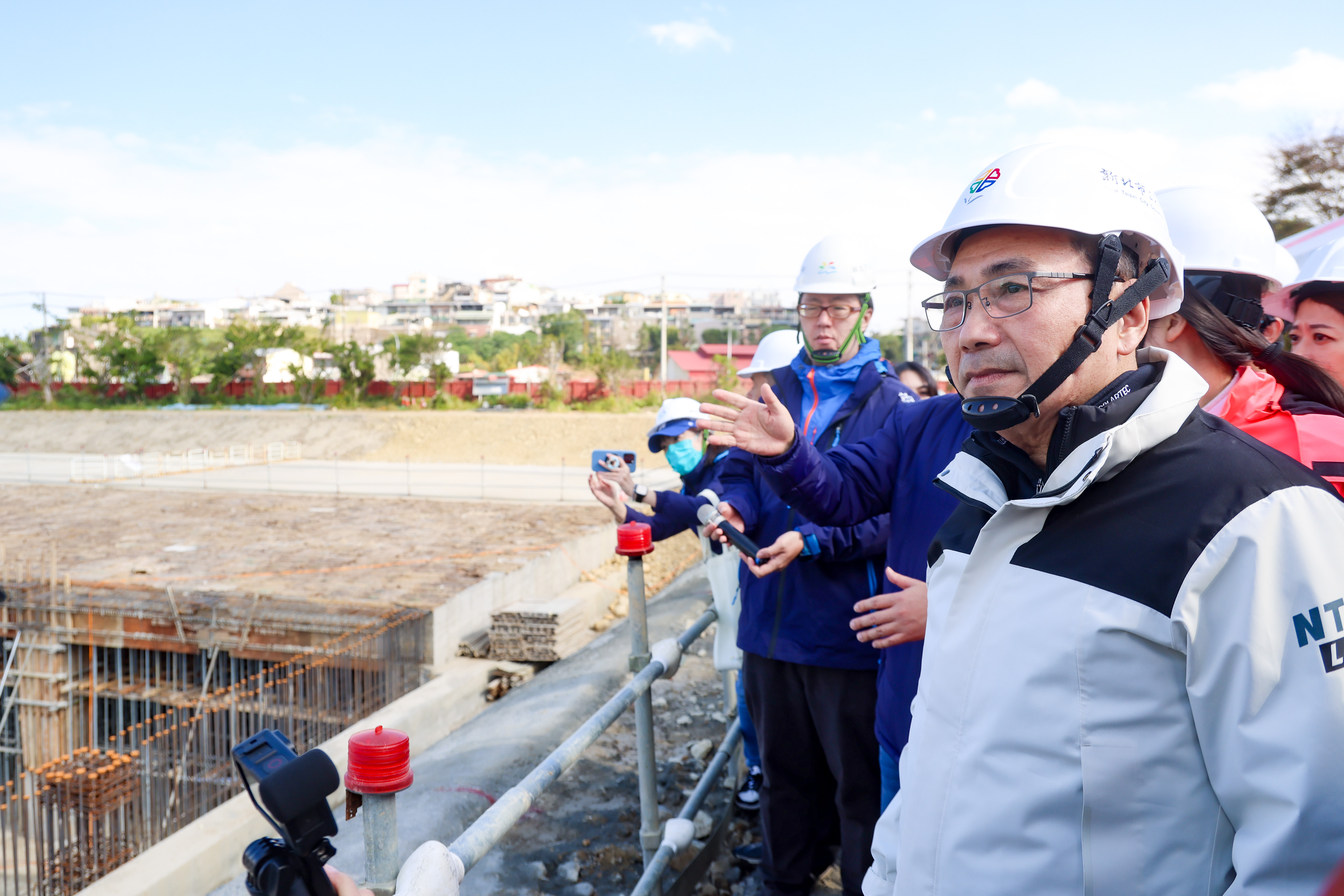 侯友宜表示，鳳鳴滯洪池為新北最大滯洪池，將有效提升鶯桃地區防洪安全。