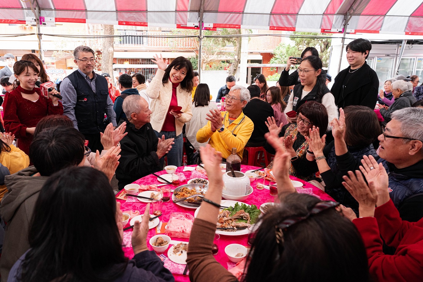 新北市經發局長盛筱蓉也與現場民眾一起吃圍爐宴歡迎接新年，並發放「蛇福泰吉」的福袋予民眾
